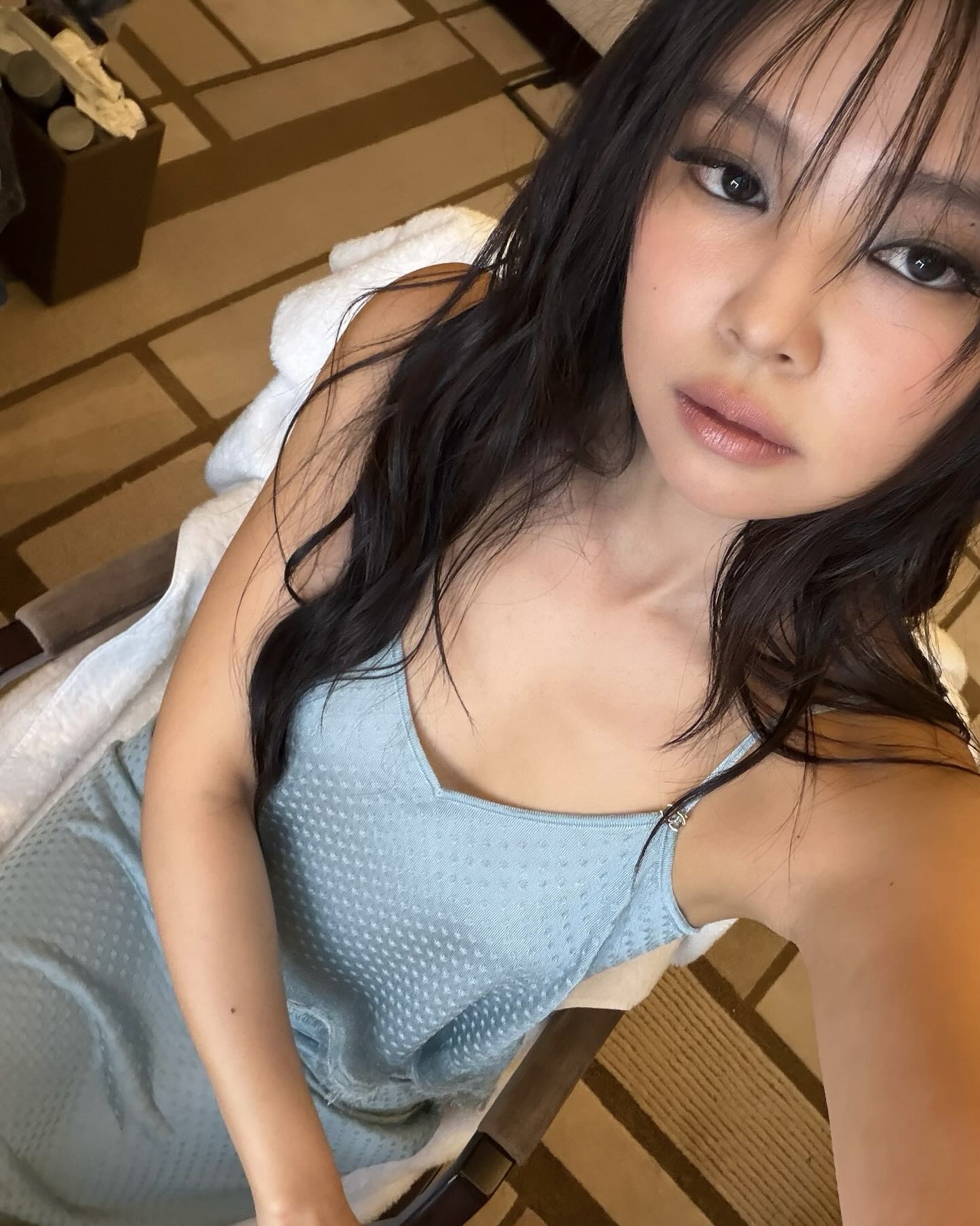 이 메컵은 여심을 사로잡아...😳
눈빛에 빠져드는 다크 사이렌 메이크업,아르켜줄게🦋🖤

지금 핫한 메이크업은? 바로 다크 사이렌 메이크업입니다. 단순한 스모키와는 달리, 몽환적이면서도 신비롭고 매혹적인 아이 메이크업이 돋보입니다. 완전한 블랙이 아닌, 그레이, 다크 브라운, 블루 톤을 섞어 부드럽게 블렌딩 하는 것이 포인트죠.

두꺼운 아이라인 대신 번진듯한 음영과 실버, 화이트 글리터를 더하면 차갑고 신비로운 느낌을 줍니다. 여기에 입체감 있는 촉촉하고 투명한 광택감과 누드보다 진한 글로우 립이 더해지면 다크 사이렌 메이크업이 완성됩니다. 이미지2