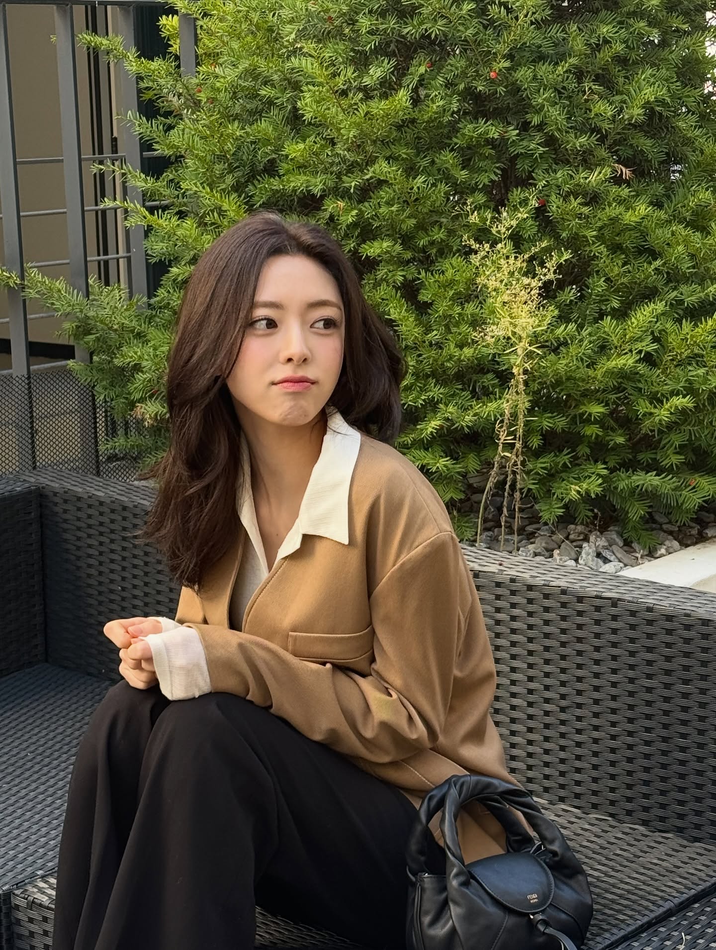 다른 건 몰라도 슬랙스는 블랙🖤 
매일 입어도 질리지 않는 슬랙스 코디 이렇게 입어보자🔍👀 이미지2