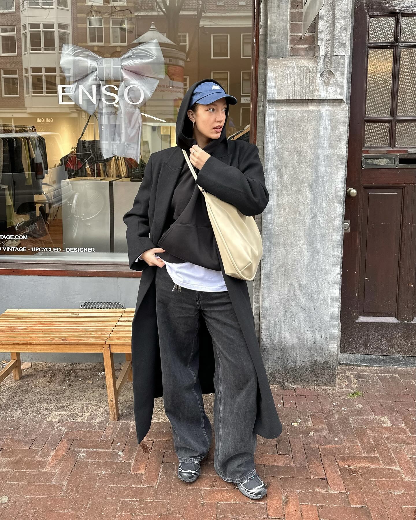 추워진 날씨엔 겹쳐 입는 거지💡
아우터만으론 추울 땐 후드티를 이너로 레이어드해 따뜻함 챙겨🩶 이미지7