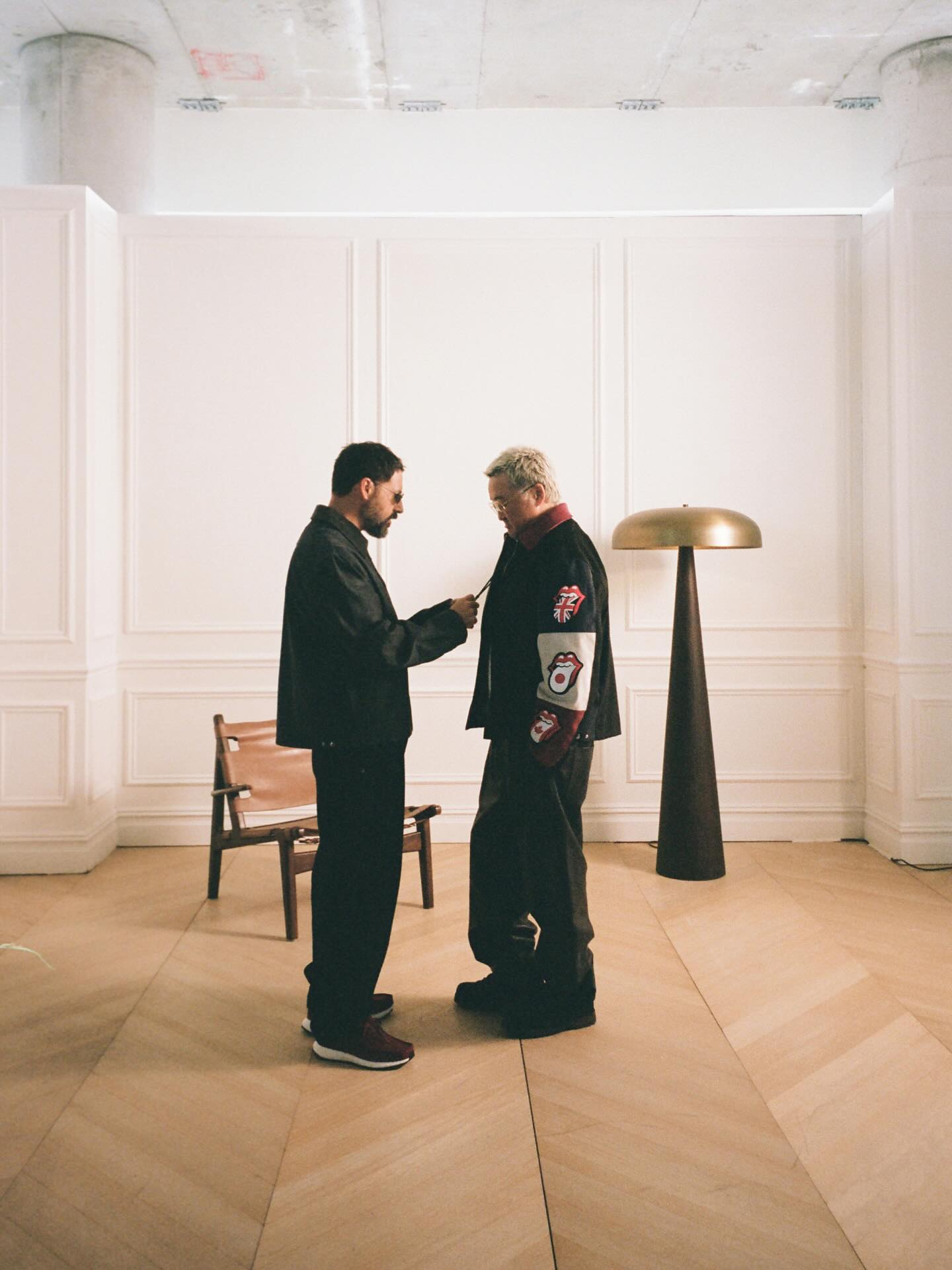 미리 준비해야 할 아우터 바시티🖤
키스 x 더 롤링 스톤즈의 아이코닉 윈터 협업✨

패션 브랜드 키스와 더 롤링 스톤즈가 협업해 2025 윈터 컬렉션을 선보였습니다. 이번 협업은 바시티 재킷, 맨투맨 등 다양한 아이템으로 구성되어 있는데요. 특히 재킷에는 밴드의 상징인 혀 로고에 여러 국가의 국기 디자인이 더해져 눈길을 끕니다. 

더 롤링 스톤즈의 상징 로고를 새롭게 재해석한 디자인으로, 밴드의 세계적인 영향력과 문화적 상징성을 담아냈습니다. 이번 협업 컬렉션은 현재 키스 공식 웹사이트에서 만나볼 수 있습니다. 이미지8