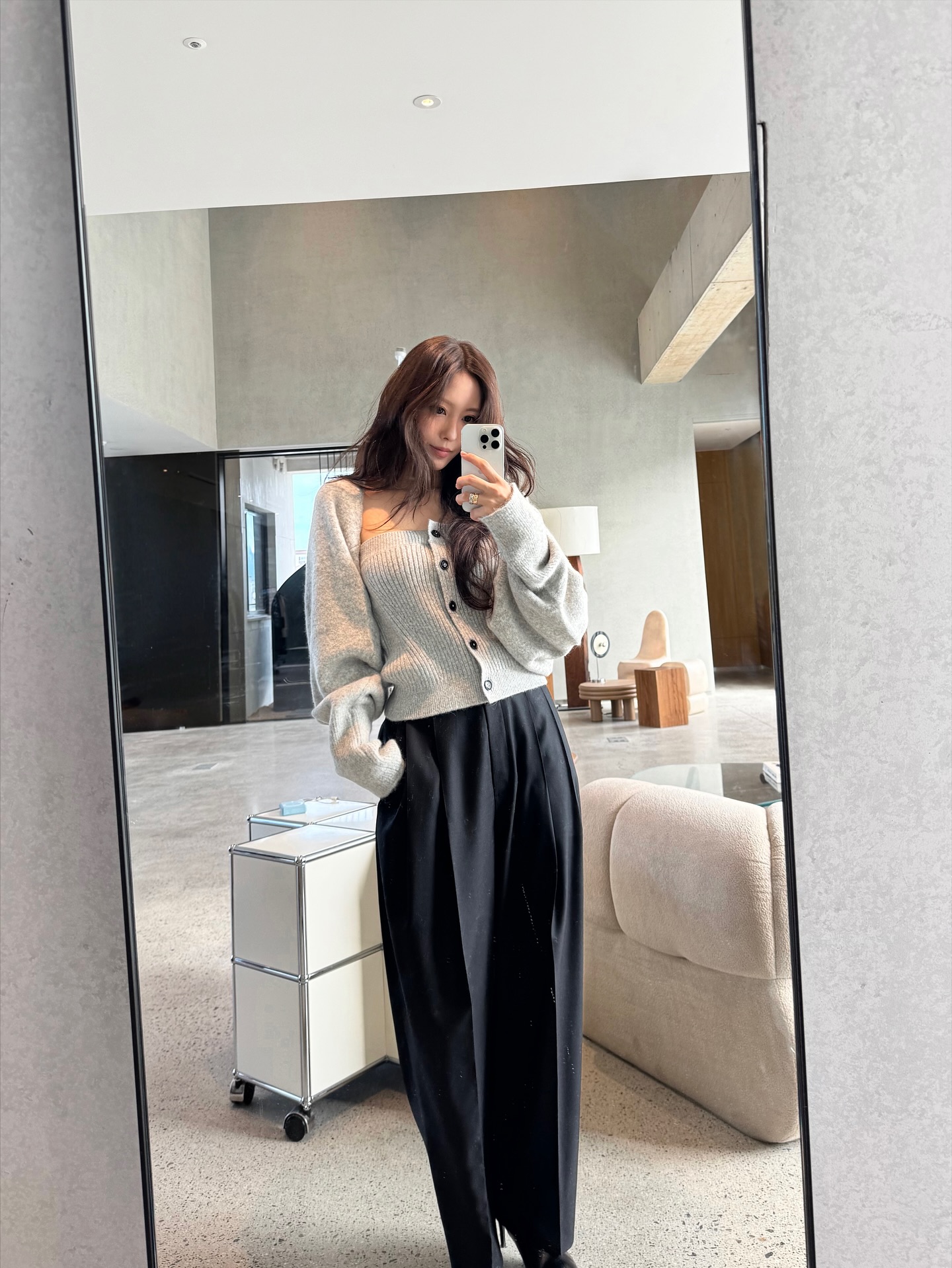 다른 건 몰라도 슬랙스는 블랙🖤 
매일 입어도 질리지 않는 슬랙스 코디 이렇게 입어보자🔍👀 이미지7