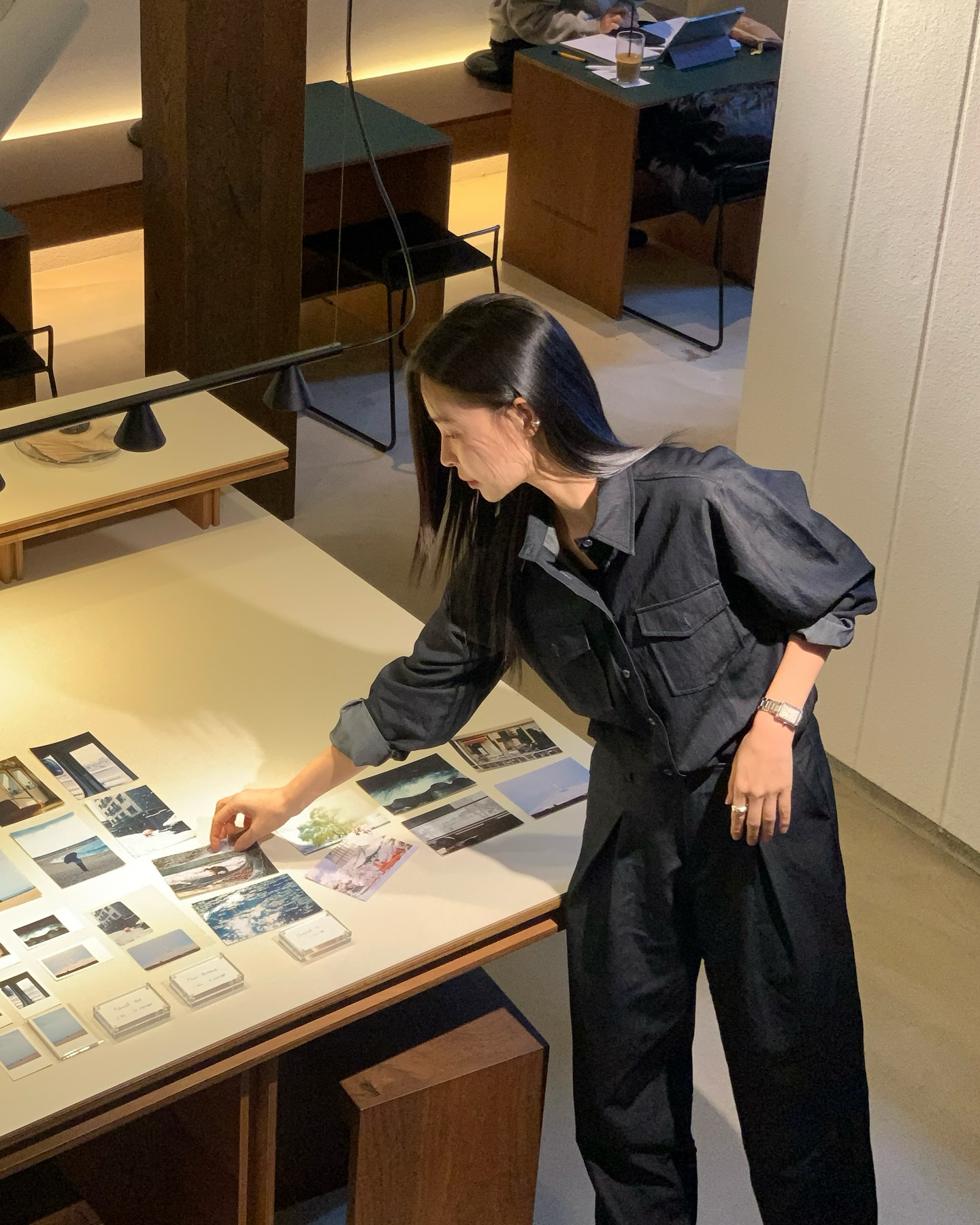 다른 건 몰라도 슬랙스는 블랙🖤 
매일 입어도 질리지 않는 슬랙스 코디 이렇게 입어보자🔍👀 이미지1