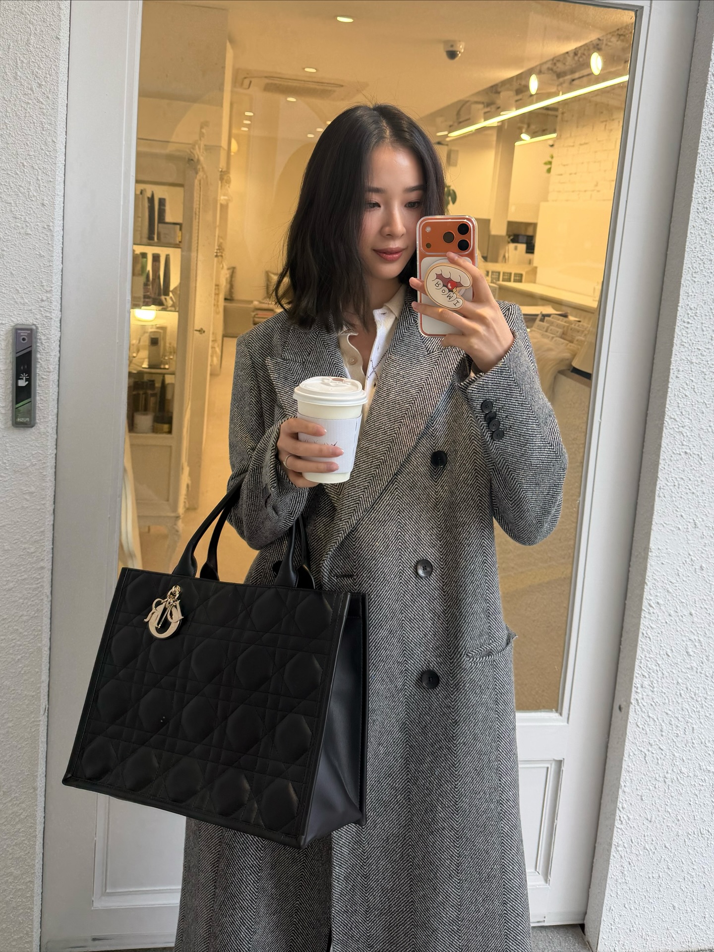 예쁜데 큰 가방까지 챙기고 싶다면🖤 디올의 보부상백 2가지로 우아함과 실용성 모두 챙기자👜  가을에 들기 좋은 디올 백, 지금 소개해드릴게요.  1. 디올 북 토트 미디엄 백, 600만 원대 매크로 까나쥬 모티브가 돋보이는 디올의 시그니처 토트백입니다. 페일 골드 피니시의 블록 참이 우아함을 더하며, 숄더와 토트백으로 모두 활용 가능한데요. 아이린은 셔츠와 헤링본 코트를 매치해 모던한 데일리룩을 완성했습니다.  2. 디올 보야지 라지 백, 700만 원대 디올 하우스의 아이코닉한 모티브를 재해석한 호보 백입니다. 플랫 매크로 까나쥬 스티칭이 돋보이는 송아지 가죽 소재로 완성되었으며, 김민주는 스웨이드 자켓과 롱 부츠를 매치해 세련된 가을 데일리룩을 연출했습니다. 이미지