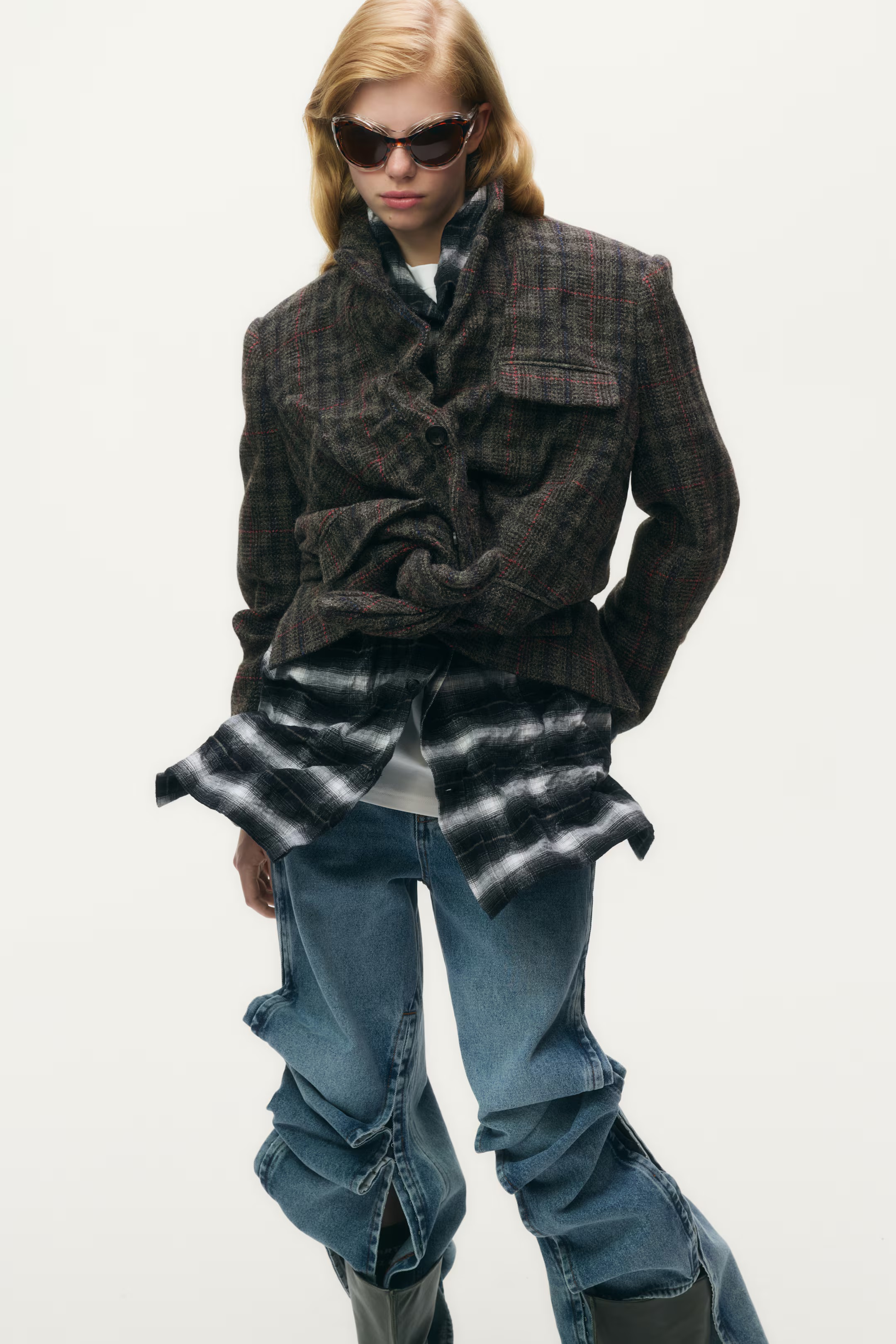 H&M x 글렌 마틴스🪡콜라보
평범한 후디와 트렌치에 아름다움을 더한 글렌 마틴스🌹
글렌 마틴스가 ‘디자이너 감성’을 H&M으로 끌어들였다.
후드티는 유기농 면으로 만든 프렌치 테리 소재 위에 과장된 봉제선과 자수를 더해 ‘편하지만 평범하지 않은’ 룩을 완성했습니다. 니트 가디건은 케이블 니트라는 클래식 요소 위에 컷아웃과 꼬임 구조를 더해 마틴스 특유의 ‘구조적 반항’을 옷으로 보여줍니다.
격식 있는 아우터들은 마틴스의 기계적이면서도 유희적인 시각으로 재해석됐습니다. 트렌치 코트는 포일 층을 숄더와 칼라에 삽입해 착용자가 직접 형태를 바꿀 수 있는 형태를 만들었고, 울 블렌드 블레이저는 과장된 숄더 패드, 와이어 보닝을 더했습니다.
숄더백은 폴리우레탄 코팅과 텍스처 감으로 ‘쉘 형태가 뒤틀릴 수 있는’ 구조가 더해졌으며, 메탈 로고와 튜뷸러 핸들, 탈부착 가능 스트랩 등 디테일이 강화됐습니다. 라이트 데님 소재를 활용한 디테일도 돋보입니다. 이미지4