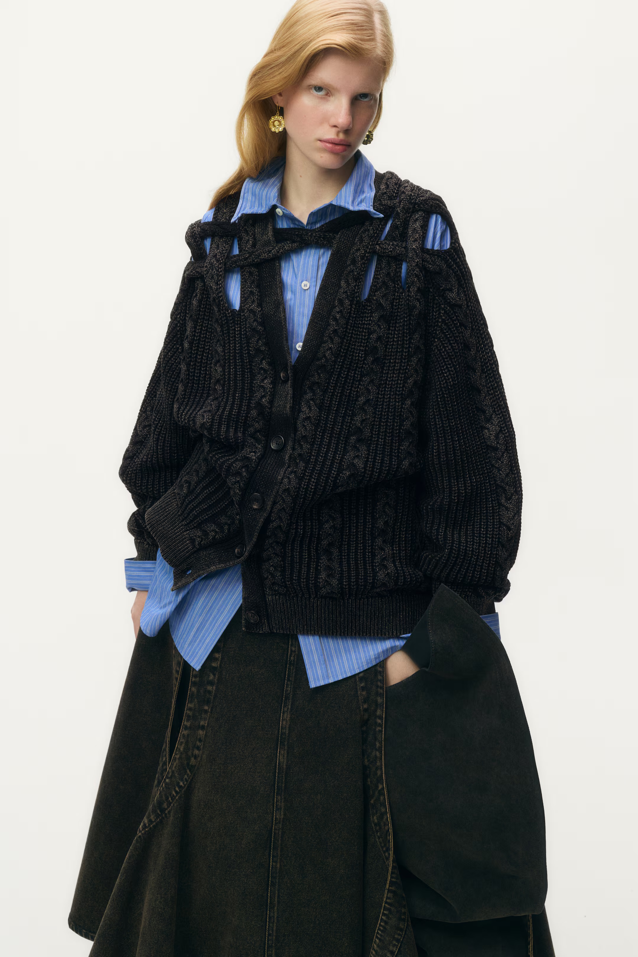 H&M x 글렌 마틴스🪡콜라보
평범한 후디와 트렌치에 아름다움을 더한 글렌 마틴스🌹
글렌 마틴스가 ‘디자이너 감성’을 H&M으로 끌어들였다.
후드티는 유기농 면으로 만든 프렌치 테리 소재 위에 과장된 봉제선과 자수를 더해 ‘편하지만 평범하지 않은’ 룩을 완성했습니다. 니트 가디건은 케이블 니트라는 클래식 요소 위에 컷아웃과 꼬임 구조를 더해 마틴스 특유의 ‘구조적 반항’을 옷으로 보여줍니다.
격식 있는 아우터들은 마틴스의 기계적이면서도 유희적인 시각으로 재해석됐습니다. 트렌치 코트는 포일 층을 숄더와 칼라에 삽입해 착용자가 직접 형태를 바꿀 수 있는 형태를 만들었고, 울 블렌드 블레이저는 과장된 숄더 패드, 와이어 보닝을 더했습니다.
숄더백은 폴리우레탄 코팅과 텍스처 감으로 ‘쉘 형태가 뒤틀릴 수 있는’ 구조가 더해졌으며, 메탈 로고와 튜뷸러 핸들, 탈부착 가능 스트랩 등 디테일이 강화됐습니다. 라이트 데님 소재를 활용한 디테일도 돋보입니다. 이미지3