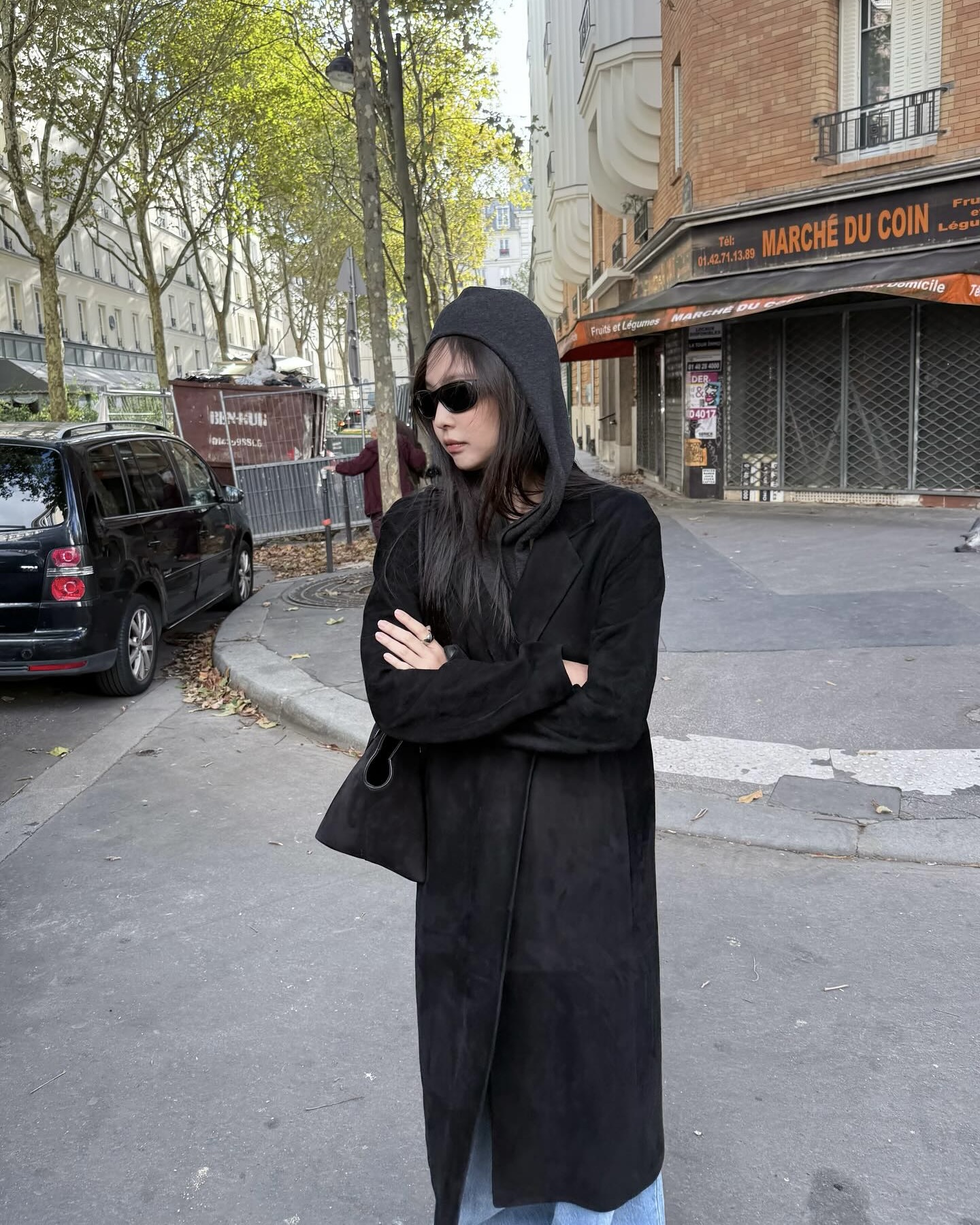 이번 겨울엔 바부슈카 챙기자🖤
머리에 두르는 겨울 스카프🧣❄️바부슈카로 레트로 시크 완성

셀럽 사복 속에서 보이기 시작하는 바부슈카는, 과거 할머니 스타일이라 불리던 머리에 두르는 삼각형 스카프입니다. 주로 턱 아래에 매듭지어 쓰는 착용하는 스타일이죠.

바부슈카는 러시아어로 할머니를 뜻하며, 추위를 막기 위해 사용되었던 아이템이었지만 최근에는 레트로 감성과 유러피안 시크룩을 완성하는 필수 패션 아이템으로 자리 잡으며, 스타일을 한층 빈티지하고 세련되게 완성해주는 포인트가 되고 있습니다. 이미지2