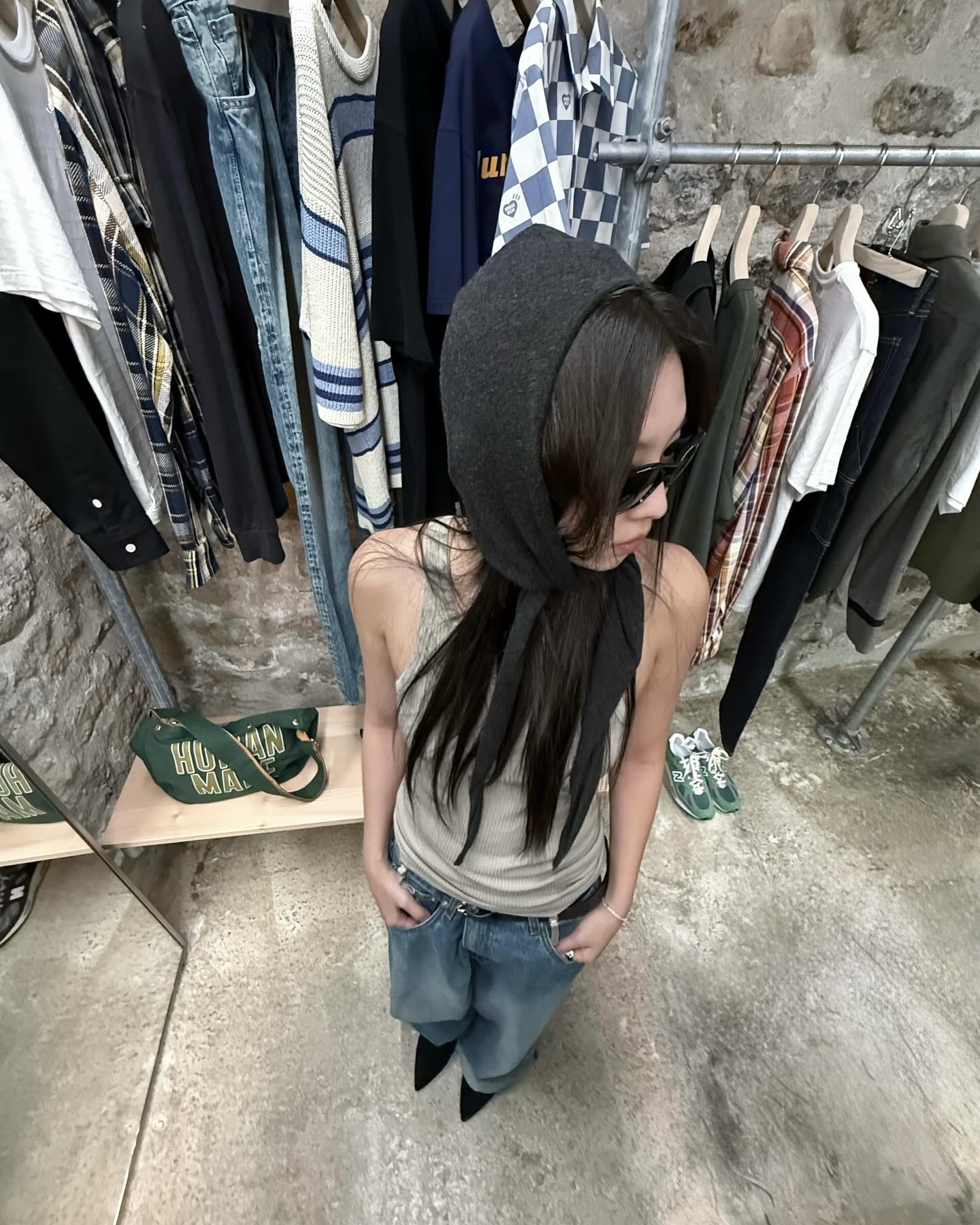 이번 겨울엔 바부슈카 챙기자🖤
머리에 두르는 겨울 스카프🧣❄️바부슈카로 레트로 시크 완성

셀럽 사복 속에서 보이기 시작하는 바부슈카는, 과거 할머니 스타일이라 불리던 머리에 두르는 삼각형 스카프입니다. 주로 턱 아래에 매듭지어 쓰는 착용하는 스타일이죠.

바부슈카는 러시아어로 할머니를 뜻하며, 추위를 막기 위해 사용되었던 아이템이었지만 최근에는 레트로 감성과 유러피안 시크룩을 완성하는 필수 패션 아이템으로 자리 잡으며, 스타일을 한층 빈티지하고 세련되게 완성해주는 포인트가 되고 있습니다. 이미지3