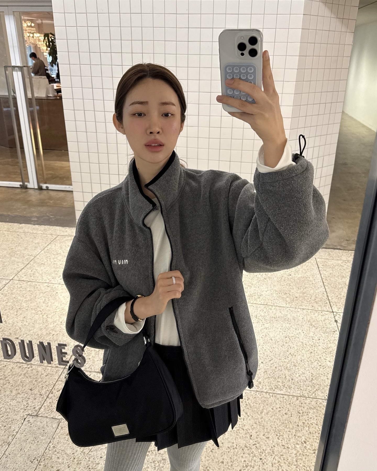 회색 스타킹은 룩을 예쁘게 해줘..🤍
차정원처럼 캐주얼부터 모던룩에 차분함을 더해주자🧚🏻👻 이미지1