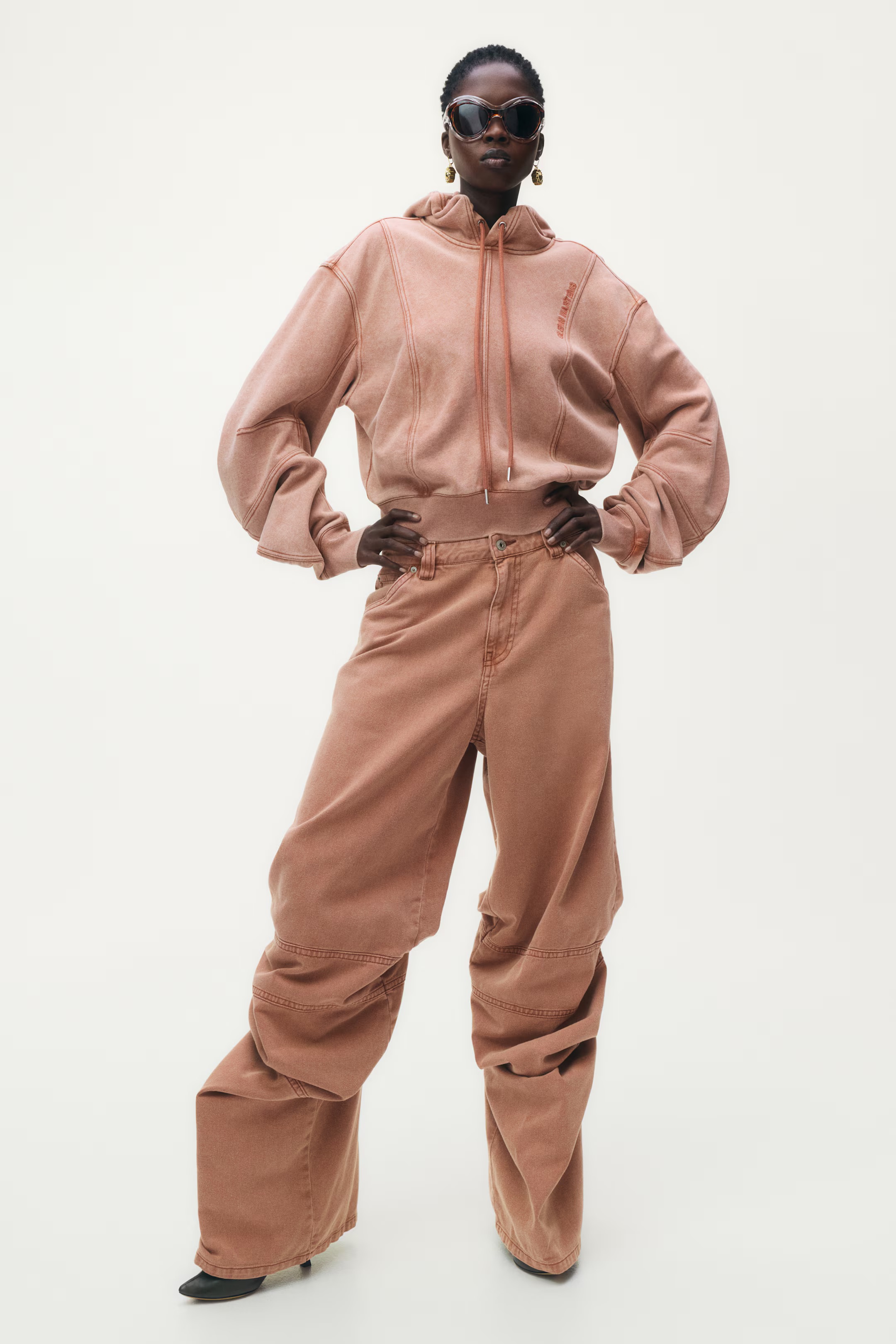 H&M x 글렌 마틴스🪡콜라보
평범한 후디와 트렌치에 아름다움을 더한 글렌 마틴스🌹
글렌 마틴스가 ‘디자이너 감성’을 H&M으로 끌어들였다.
후드티는 유기농 면으로 만든 프렌치 테리 소재 위에 과장된 봉제선과 자수를 더해 ‘편하지만 평범하지 않은’ 룩을 완성했습니다. 니트 가디건은 케이블 니트라는 클래식 요소 위에 컷아웃과 꼬임 구조를 더해 마틴스 특유의 ‘구조적 반항’을 옷으로 보여줍니다.
격식 있는 아우터들은 마틴스의 기계적이면서도 유희적인 시각으로 재해석됐습니다. 트렌치 코트는 포일 층을 숄더와 칼라에 삽입해 착용자가 직접 형태를 바꿀 수 있는 형태를 만들었고, 울 블렌드 블레이저는 과장된 숄더 패드, 와이어 보닝을 더했습니다.
숄더백은 폴리우레탄 코팅과 텍스처 감으로 ‘쉘 형태가 뒤틀릴 수 있는’ 구조가 더해졌으며, 메탈 로고와 튜뷸러 핸들, 탈부착 가능 스트랩 등 디테일이 강화됐습니다. 라이트 데님 소재를 활용한 디테일도 돋보입니다. 이미지5