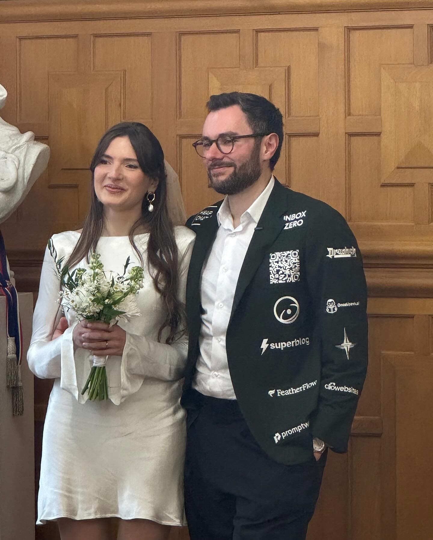 결혼식비용? 0원입니다👰🏻
스폰서가 다 냈다!? 사랑보다 더 뜨거운 ‘광고 수트’ 결혼❤️
프랑스 스타트업 창업가 다가베르 르누프는 '스폰서들이 결혼 비용을 후원했다'며 환하게 웃었는데요. 그는 자신의 결혼식에 26개 기업 로고를 붙인 ‘광고 수트’를 입고 등장했습니다.
누군가에겐 기발한 발상이고, 또 누군가에겐 지나친 결혼식. 여러분은 어떻게 생각하나요? 이미지1