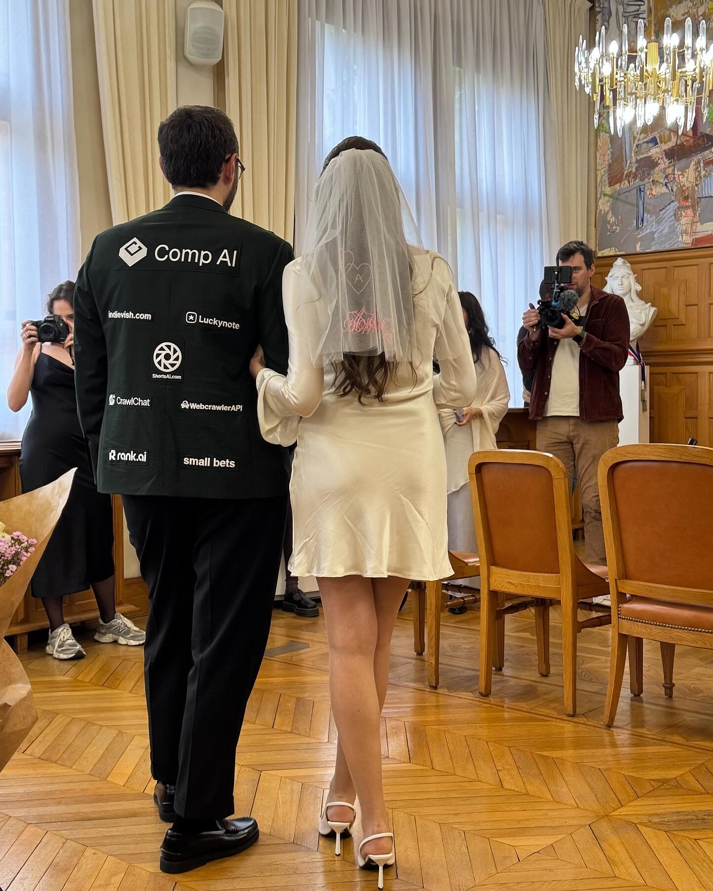 결혼식비용? 0원입니다👰🏻
스폰서가 다 냈다!? 사랑보다 더 뜨거운 ‘광고 수트’ 결혼❤️
프랑스 스타트업 창업가 다가베르 르누프는 '스폰서들이 결혼 비용을 후원했다'며 환하게 웃었는데요. 그는 자신의 결혼식에 26개 기업 로고를 붙인 ‘광고 수트’를 입고 등장했습니다.
누군가에겐 기발한 발상이고, 또 누군가에겐 지나친 결혼식. 여러분은 어떻게 생각하나요? 이미지2