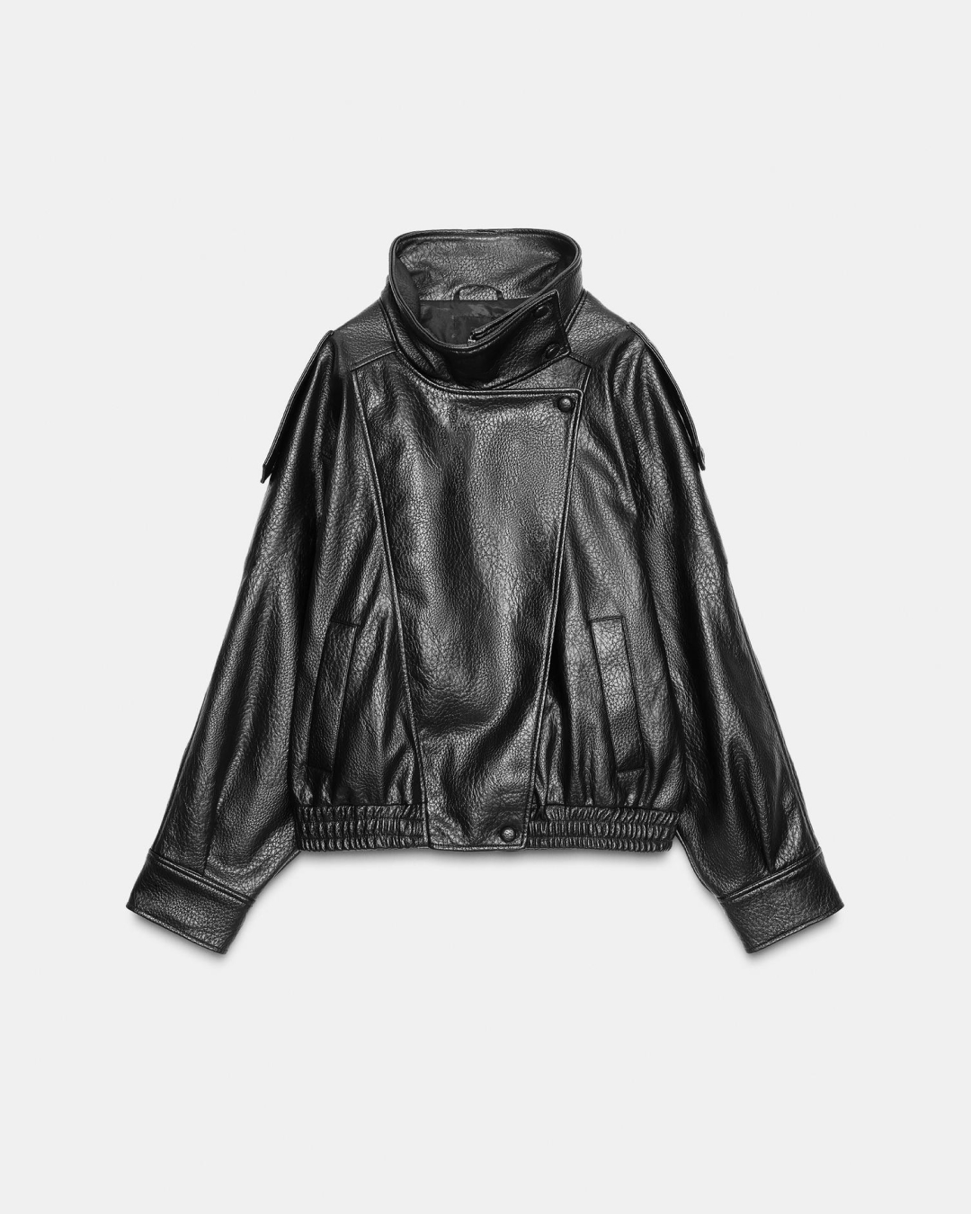 이게 어떻게 생로랑이 아니야?🖤
나 빼고 다 입는 자라의 10만 원대 생로랑 맛 레더 자켓✨

요즘 자주 보이는 블랙 레더 자켓, 알고 보면 자라 제품인데요. ‘생로랑 맛 자켓’이라 불릴 만큼 완성도 높은 아이템으로, 하이넥과 숄더 라인이 900만 원대 생로랑 자켓을 떠올리게 하죠.

이 자켓은 페이크 레더 점퍼로, 이번 시즌 자라 컬렉션 중 가장 화제가 된 아이템입니다. 올가을에는 생로랑 대신 자라의 10만 원대 레더 자켓으로 데일리 스타일링을 완성해보세요. 이미지