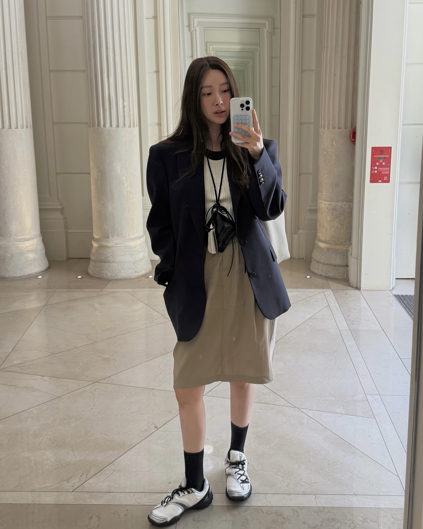 날씨랑 눈치게임하면 진다고?🕵🏻♀️
이제 실패 없이 온도별 패션 가이드 보고 똑똑하게 입자📚💡
오락가락하는 날씨에 뭐 입을지 고민이라면, 온도에 맞춰 센스 있게 골라 입어보세요.
1. 10도 옷차림
아침저녁으로는 쌀쌀하지만 낮에는 선선한 날씨엔 가을 아우터를 활용하기 좋은데요. 트렌치코트부터 블루종, 블레이저 등으로 클래식하면서도 모던한 분위기를 연출할 수 있습니다.
2. 5도 옷차림
기온이 더 내려가는 늦가을 날씨에는 경량 패딩이나 플리스 재킷을 활용하기 좋은데요. 플리스 재킷에 바지나 스커트를 매치하면 꾸안꾸 무드를, 경량 패딩과 데님을 매치하면 보온성 있는 스트릿룩을 완성할 수 있습니다.  
3. 4도 이하 옷차림
체감상 영하에 가까운 초겨울 날씨에는 다운 패딩이나 롱 코트, 니트 레이어드 룩으로 보온력을 높이는 것이 중요한대요. 패딩 안에 이너를 레이어드하거나, 코트에 목도리와 모자를 매치하면 따뜻함과 스타일 포인트를 더할 수 있습니다. 이미지3