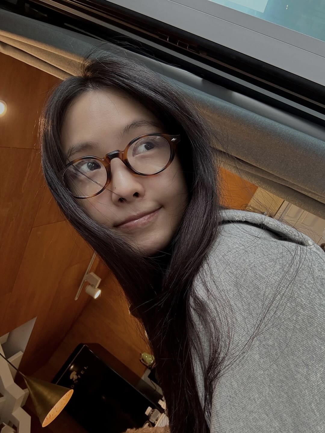 화장하기 귀찮은 날에는?👓
민낯도 세련돼 보이게 해주는 꾸안꾸 아이템 안경으로 스타일링💫 이미지4