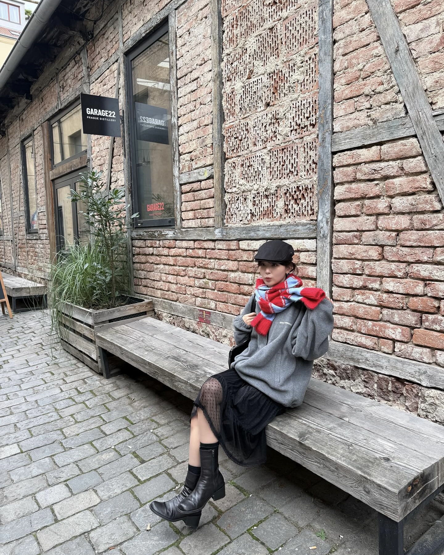 날씨랑 눈치게임하면 진다고?🕵🏻♀️
이제 실패 없이 온도별 패션 가이드 보고 똑똑하게 입자📚💡
오락가락하는 날씨에 뭐 입을지 고민이라면, 온도에 맞춰 센스 있게 골라 입어보세요.
1. 10도 옷차림
아침저녁으로는 쌀쌀하지만 낮에는 선선한 날씨엔 가을 아우터를 활용하기 좋은데요. 트렌치코트부터 블루종, 블레이저 등으로 클래식하면서도 모던한 분위기를 연출할 수 있습니다.
2. 5도 옷차림
기온이 더 내려가는 늦가을 날씨에는 경량 패딩이나 플리스 재킷을 활용하기 좋은데요. 플리스 재킷에 바지나 스커트를 매치하면 꾸안꾸 무드를, 경량 패딩과 데님을 매치하면 보온성 있는 스트릿룩을 완성할 수 있습니다.  
3. 4도 이하 옷차림
체감상 영하에 가까운 초겨울 날씨에는 다운 패딩이나 롱 코트, 니트 레이어드 룩으로 보온력을 높이는 것이 중요한대요. 패딩 안에 이너를 레이어드하거나, 코트에 목도리와 모자를 매치하면 따뜻함과 스타일 포인트를 더할 수 있습니다. 이미지5