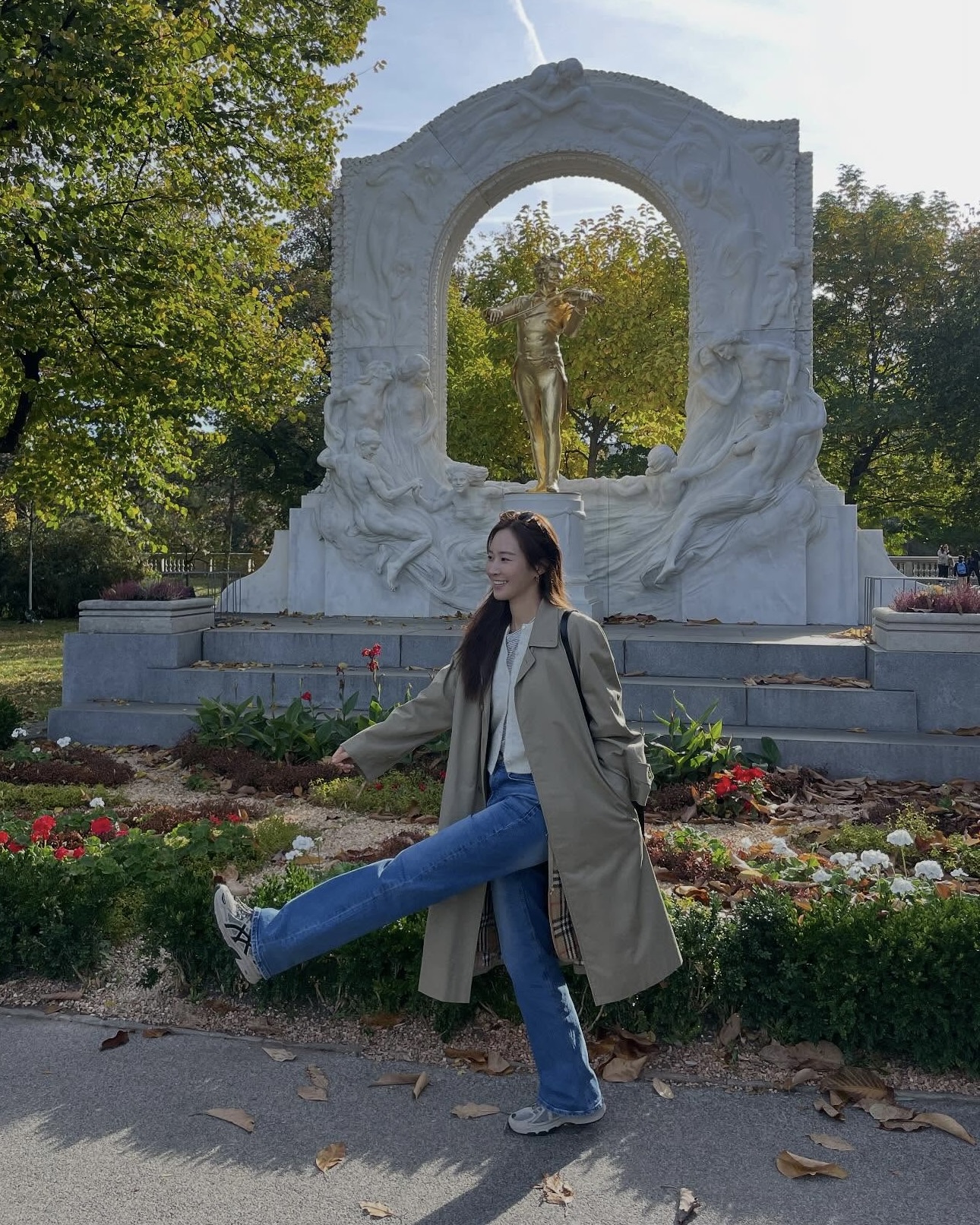 날씨랑 눈치게임하면 진다고?🕵🏻♀️
이제 실패 없이 온도별 패션 가이드 보고 똑똑하게 입자📚💡
오락가락하는 날씨에 뭐 입을지 고민이라면, 온도에 맞춰 센스 있게 골라 입어보세요.
1. 10도 옷차림
아침저녁으로는 쌀쌀하지만 낮에는 선선한 날씨엔 가을 아우터를 활용하기 좋은데요. 트렌치코트부터 블루종, 블레이저 등으로 클래식하면서도 모던한 분위기를 연출할 수 있습니다.
2. 5도 옷차림
기온이 더 내려가는 늦가을 날씨에는 경량 패딩이나 플리스 재킷을 활용하기 좋은데요. 플리스 재킷에 바지나 스커트를 매치하면 꾸안꾸 무드를, 경량 패딩과 데님을 매치하면 보온성 있는 스트릿룩을 완성할 수 있습니다.  
3. 4도 이하 옷차림
체감상 영하에 가까운 초겨울 날씨에는 다운 패딩이나 롱 코트, 니트 레이어드 룩으로 보온력을 높이는 것이 중요한대요. 패딩 안에 이너를 레이어드하거나, 코트에 목도리와 모자를 매치하면 따뜻함과 스타일 포인트를 더할 수 있습니다. 이미지1
