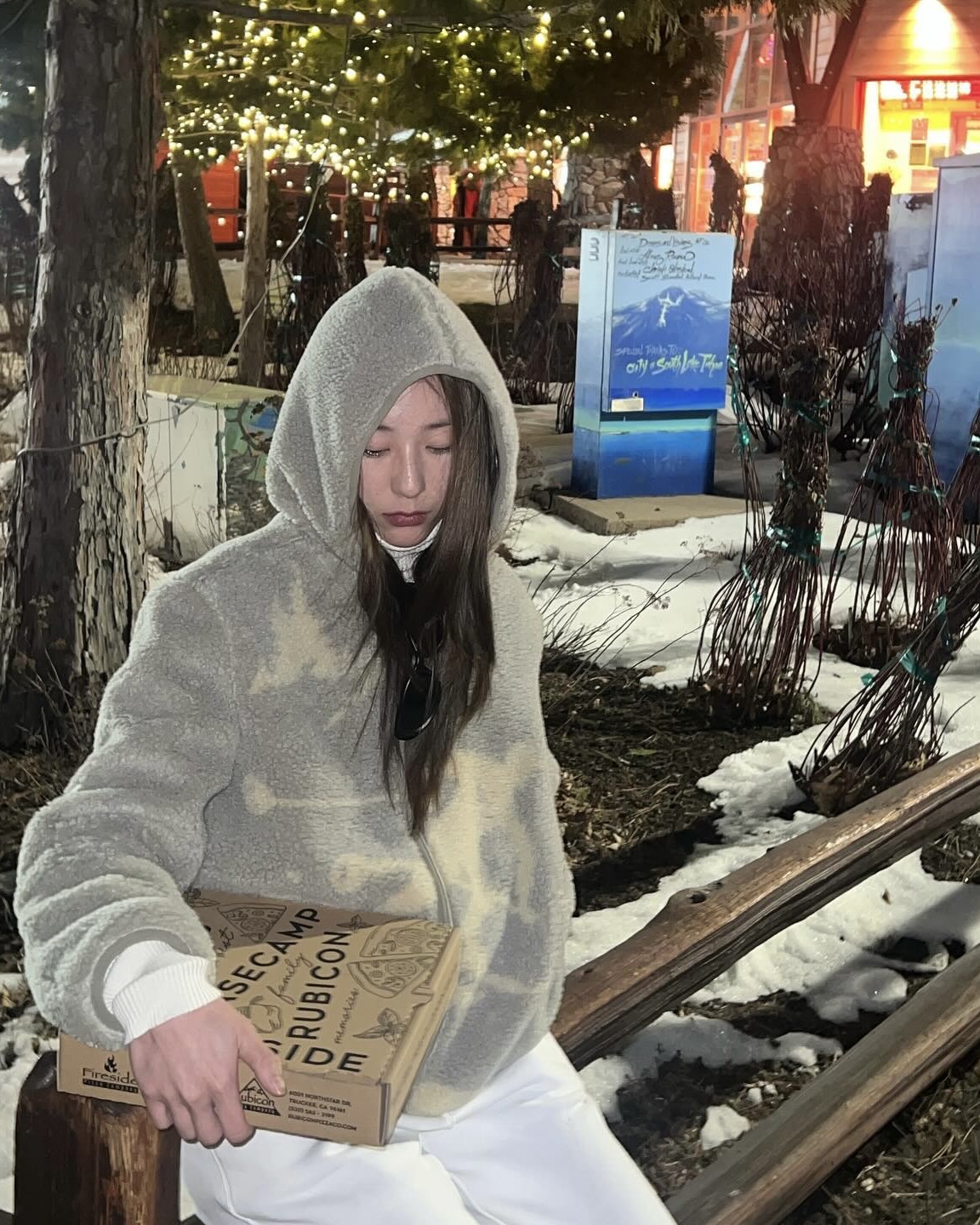 날씨랑 눈치게임하면 진다고?🕵🏻♀️
이제 실패 없이 온도별 패션 가이드 보고 똑똑하게 입자📚💡
오락가락하는 날씨에 뭐 입을지 고민이라면, 온도에 맞춰 센스 있게 골라 입어보세요.
1. 10도 옷차림
아침저녁으로는 쌀쌀하지만 낮에는 선선한 날씨엔 가을 아우터를 활용하기 좋은데요. 트렌치코트부터 블루종, 블레이저 등으로 클래식하면서도 모던한 분위기를 연출할 수 있습니다.
2. 5도 옷차림
기온이 더 내려가는 늦가을 날씨에는 경량 패딩이나 플리스 재킷을 활용하기 좋은데요. 플리스 재킷에 바지나 스커트를 매치하면 꾸안꾸 무드를, 경량 패딩과 데님을 매치하면 보온성 있는 스트릿룩을 완성할 수 있습니다.  
3. 4도 이하 옷차림
체감상 영하에 가까운 초겨울 날씨에는 다운 패딩이나 롱 코트, 니트 레이어드 룩으로 보온력을 높이는 것이 중요한대요. 패딩 안에 이너를 레이어드하거나, 코트에 목도리와 모자를 매치하면 따뜻함과 스타일 포인트를 더할 수 있습니다. 이미지4