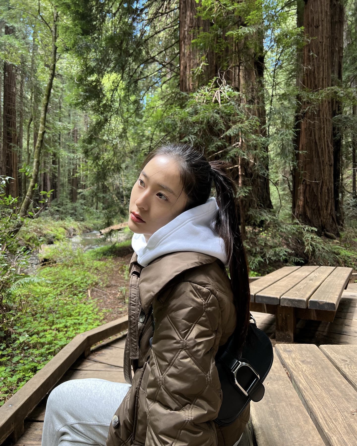 날씨랑 눈치게임하면 진다고?🕵🏻♀️
이제 실패 없이 온도별 패션 가이드 보고 똑똑하게 입자📚💡
오락가락하는 날씨에 뭐 입을지 고민이라면, 온도에 맞춰 센스 있게 골라 입어보세요.
1. 10도 옷차림
아침저녁으로는 쌀쌀하지만 낮에는 선선한 날씨엔 가을 아우터를 활용하기 좋은데요. 트렌치코트부터 블루종, 블레이저 등으로 클래식하면서도 모던한 분위기를 연출할 수 있습니다.
2. 5도 옷차림
기온이 더 내려가는 늦가을 날씨에는 경량 패딩이나 플리스 재킷을 활용하기 좋은데요. 플리스 재킷에 바지나 스커트를 매치하면 꾸안꾸 무드를, 경량 패딩과 데님을 매치하면 보온성 있는 스트릿룩을 완성할 수 있습니다.  
3. 4도 이하 옷차림
체감상 영하에 가까운 초겨울 날씨에는 다운 패딩이나 롱 코트, 니트 레이어드 룩으로 보온력을 높이는 것이 중요한대요. 패딩 안에 이너를 레이어드하거나, 코트에 목도리와 모자를 매치하면 따뜻함과 스타일 포인트를 더할 수 있습니다. 이미지7