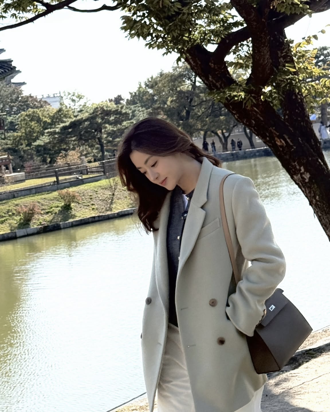 한 끗 차이로 느좋녀룩 완성?🔍
아우터 속 가디건 레이어드만으로 데일리룩을 돋보이게✨🖤 이미지6