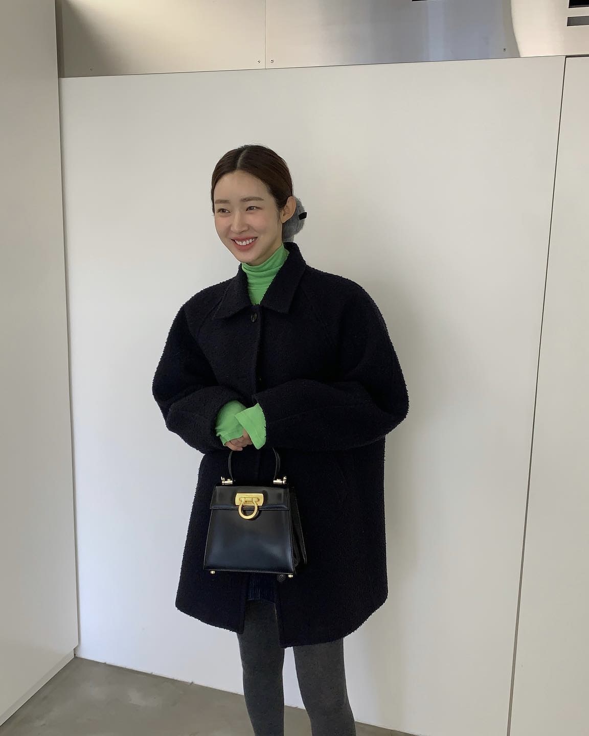 회색 스타킹은 룩을 예쁘게 해줘..🤍
차정원처럼 캐주얼부터 모던룩에 차분함을 더해주자🧚🏻👻 이미지6