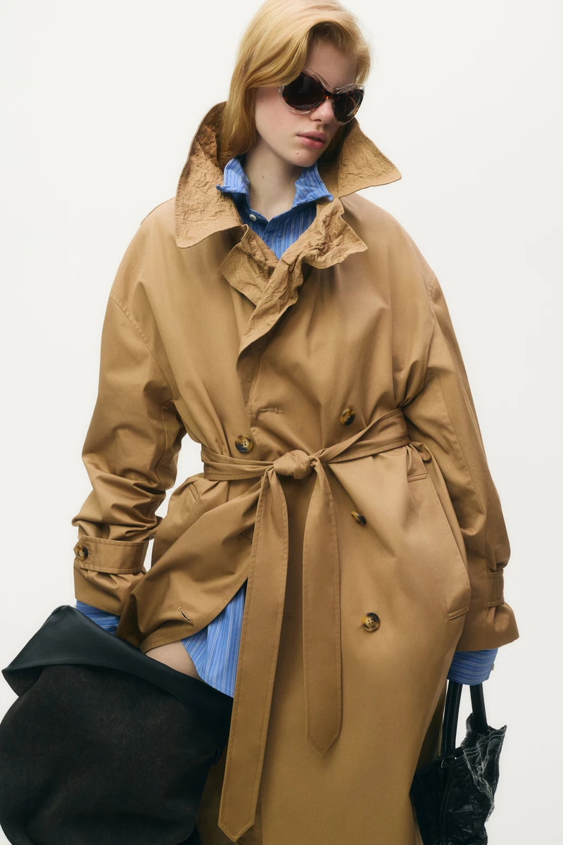 H&M x 글렌 마틴스🪡콜라보
평범한 후디와 트렌치에 아름다움을 더한 글렌 마틴스🌹
글렌 마틴스가 ‘디자이너 감성’을 H&M으로 끌어들였다.
후드티는 유기농 면으로 만든 프렌치 테리 소재 위에 과장된 봉제선과 자수를 더해 ‘편하지만 평범하지 않은’ 룩을 완성했습니다. 니트 가디건은 케이블 니트라는 클래식 요소 위에 컷아웃과 꼬임 구조를 더해 마틴스 특유의 ‘구조적 반항’을 옷으로 보여줍니다.
격식 있는 아우터들은 마틴스의 기계적이면서도 유희적인 시각으로 재해석됐습니다. 트렌치 코트는 포일 층을 숄더와 칼라에 삽입해 착용자가 직접 형태를 바꿀 수 있는 형태를 만들었고, 울 블렌드 블레이저는 과장된 숄더 패드, 와이어 보닝을 더했습니다.
숄더백은 폴리우레탄 코팅과 텍스처 감으로 ‘쉘 형태가 뒤틀릴 수 있는’ 구조가 더해졌으며, 메탈 로고와 튜뷸러 핸들, 탈부착 가능 스트랩 등 디테일이 강화됐습니다. 라이트 데님 소재를 활용한 디테일도 돋보입니다. 이미지2