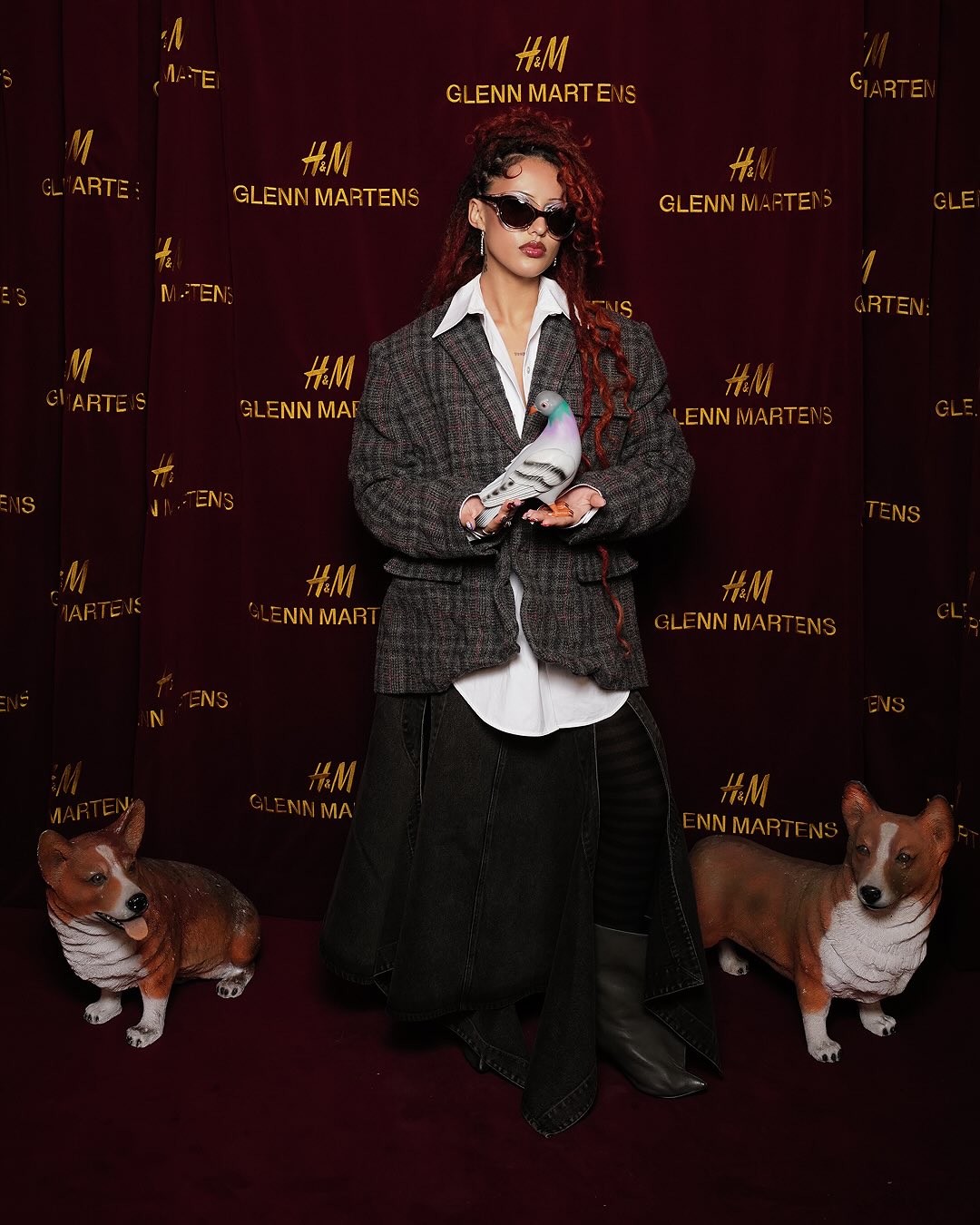 H&M x 글렌 마틴스🪡콜라보
평범한 후디와 트렌치에 아름다움을 더한 글렌 마틴스🌹
글렌 마틴스가 ‘디자이너 감성’을 H&M으로 끌어들였다.
후드티는 유기농 면으로 만든 프렌치 테리 소재 위에 과장된 봉제선과 자수를 더해 ‘편하지만 평범하지 않은’ 룩을 완성했습니다. 니트 가디건은 케이블 니트라는 클래식 요소 위에 컷아웃과 꼬임 구조를 더해 마틴스 특유의 ‘구조적 반항’을 옷으로 보여줍니다.
격식 있는 아우터들은 마틴스의 기계적이면서도 유희적인 시각으로 재해석됐습니다. 트렌치 코트는 포일 층을 숄더와 칼라에 삽입해 착용자가 직접 형태를 바꿀 수 있는 형태를 만들었고, 울 블렌드 블레이저는 과장된 숄더 패드, 와이어 보닝을 더했습니다.
숄더백은 폴리우레탄 코팅과 텍스처 감으로 ‘쉘 형태가 뒤틀릴 수 있는’ 구조가 더해졌으며, 메탈 로고와 튜뷸러 핸들, 탈부착 가능 스트랩 등 디테일이 강화됐습니다. 라이트 데님 소재를 활용한 디테일도 돋보입니다. 이미지8