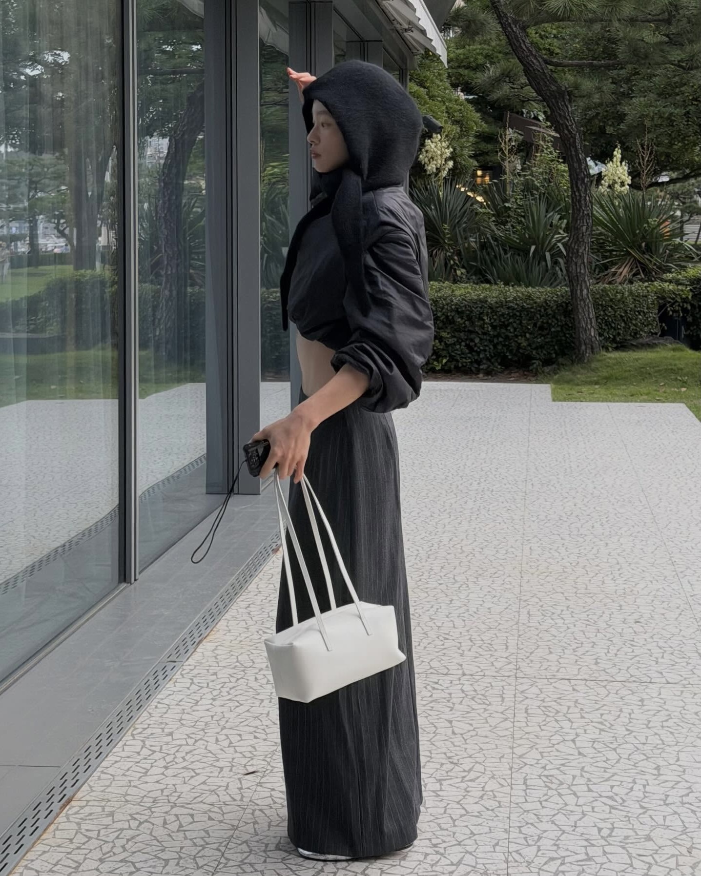 이번 겨울엔 바부슈카 챙기자🖤
머리에 두르는 겨울 스카프🧣❄️바부슈카로 레트로 시크 완성

셀럽 사복 속에서 보이기 시작하는 바부슈카는, 과거 할머니 스타일이라 불리던 머리에 두르는 삼각형 스카프입니다. 주로 턱 아래에 매듭지어 쓰는 착용하는 스타일이죠.

바부슈카는 러시아어로 할머니를 뜻하며, 추위를 막기 위해 사용되었던 아이템이었지만 최근에는 레트로 감성과 유러피안 시크룩을 완성하는 필수 패션 아이템으로 자리 잡으며, 스타일을 한층 빈티지하고 세련되게 완성해주는 포인트가 되고 있습니다. 이미지7