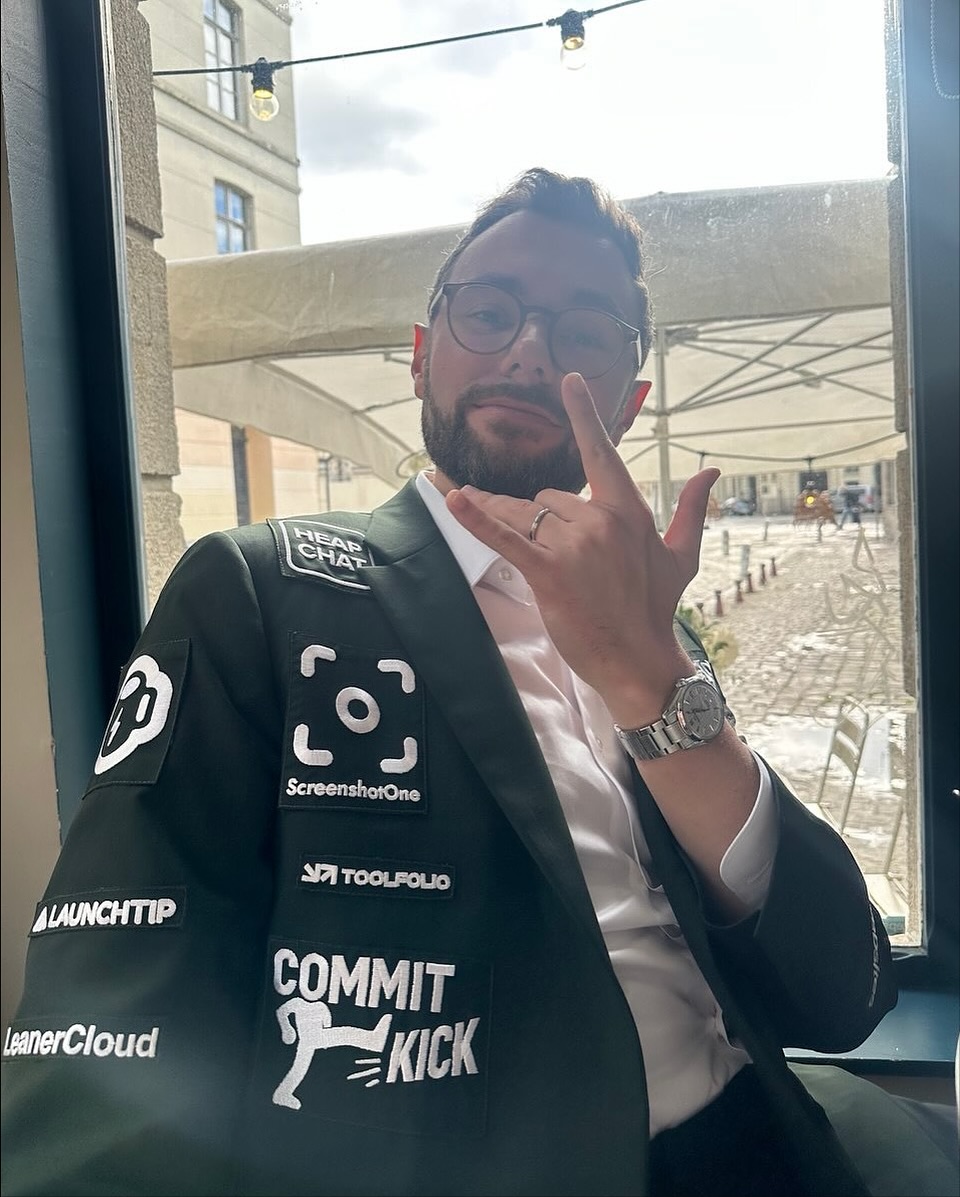 결혼식비용? 0원입니다👰🏻
스폰서가 다 냈다!? 사랑보다 더 뜨거운 ‘광고 수트’ 결혼❤️
프랑스 스타트업 창업가 다가베르 르누프는 '스폰서들이 결혼 비용을 후원했다'며 환하게 웃었는데요. 그는 자신의 결혼식에 26개 기업 로고를 붙인 ‘광고 수트’를 입고 등장했습니다.
누군가에겐 기발한 발상이고, 또 누군가에겐 지나친 결혼식. 여러분은 어떻게 생각하나요? 이미지3