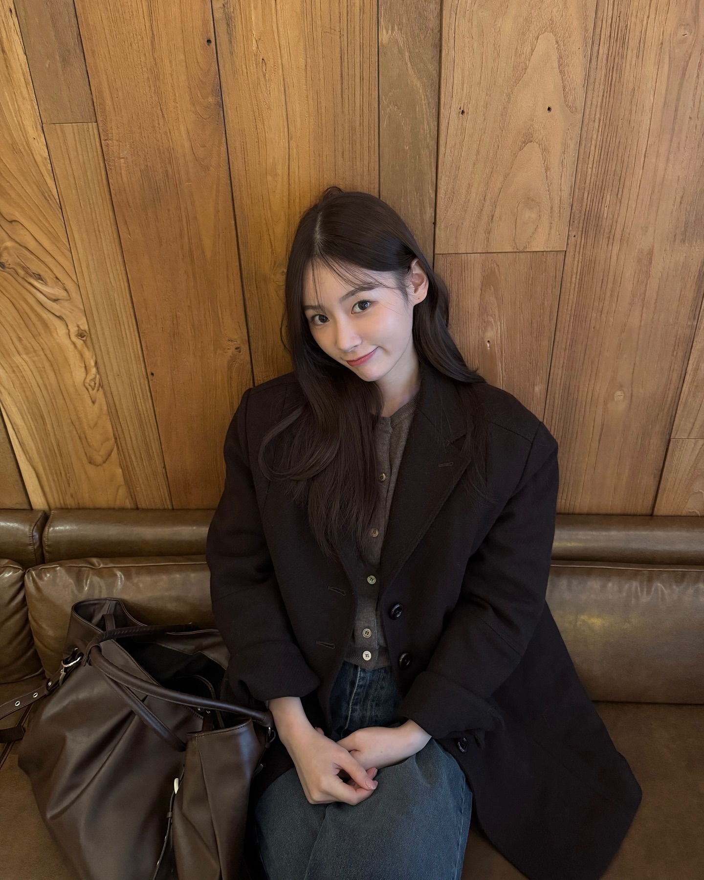 한 끗 차이로 느좋녀룩 완성?🔍
아우터 속 가디건 레이어드만으로 데일리룩을 돋보이게✨🖤 이미지3