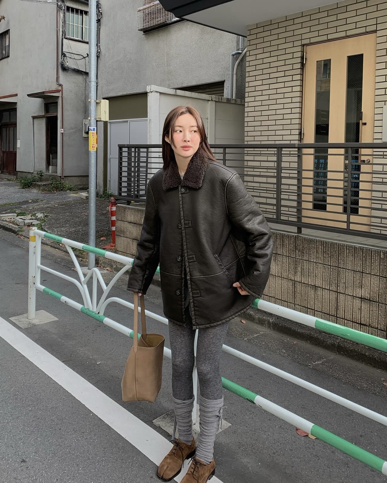 회색 스타킹은 룩을 예쁘게 해줘..🤍
차정원처럼 캐주얼부터 모던룩에 차분함을 더해주자🧚🏻👻 이미지4