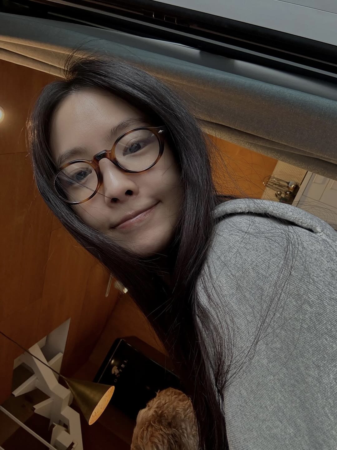 화장하기 귀찮은 날에는?👓
민낯도 세련돼 보이게 해주는 꾸안꾸 아이템 안경으로 스타일링💫 이미지3