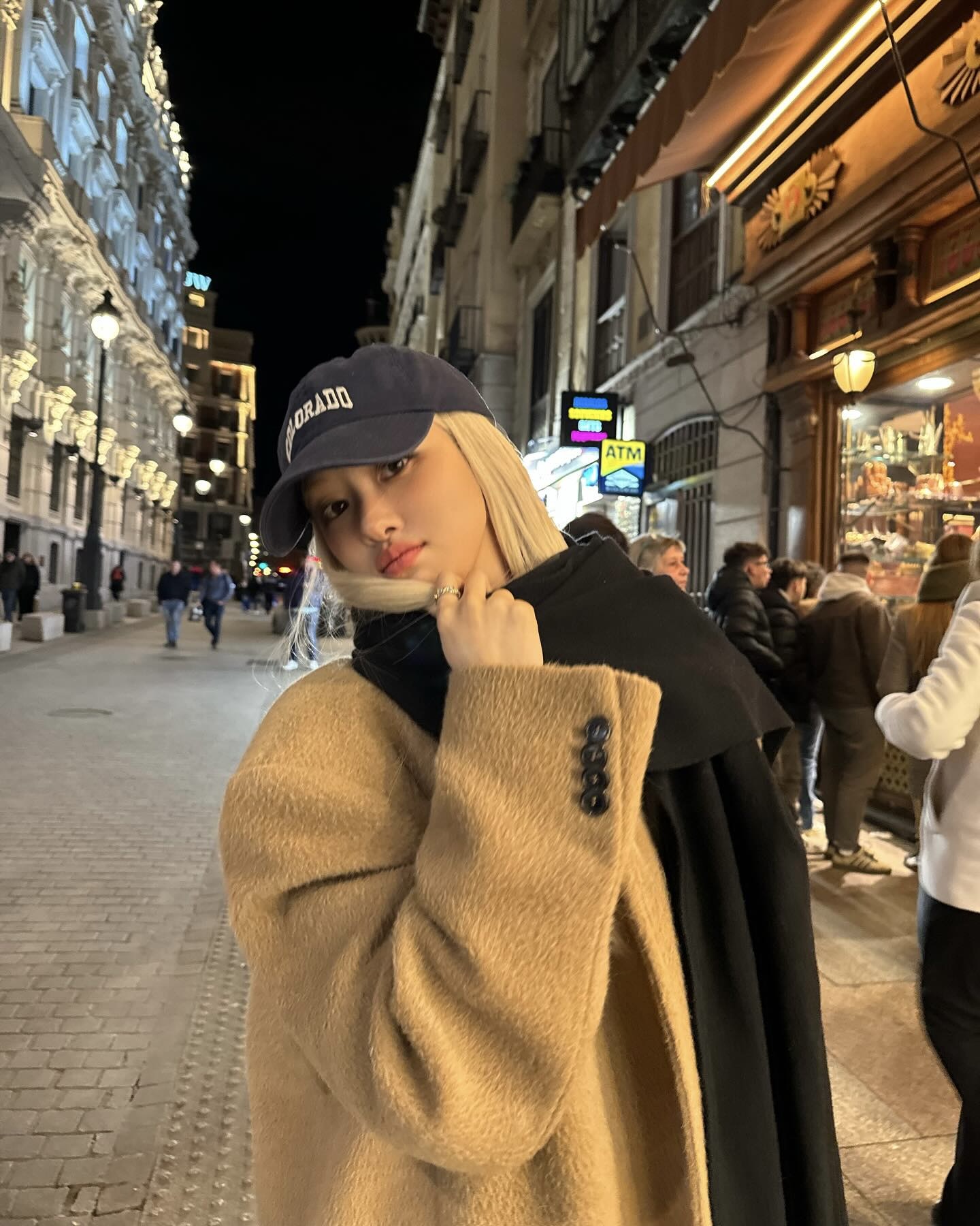 날씨랑 눈치게임하면 진다고?🕵🏻♀️
이제 실패 없이 온도별 패션 가이드 보고 똑똑하게 입자📚💡
오락가락하는 날씨에 뭐 입을지 고민이라면, 온도에 맞춰 센스 있게 골라 입어보세요.
1. 10도 옷차림
아침저녁으로는 쌀쌀하지만 낮에는 선선한 날씨엔 가을 아우터를 활용하기 좋은데요. 트렌치코트부터 블루종, 블레이저 등으로 클래식하면서도 모던한 분위기를 연출할 수 있습니다.
2. 5도 옷차림
기온이 더 내려가는 늦가을 날씨에는 경량 패딩이나 플리스 재킷을 활용하기 좋은데요. 플리스 재킷에 바지나 스커트를 매치하면 꾸안꾸 무드를, 경량 패딩과 데님을 매치하면 보온성 있는 스트릿룩을 완성할 수 있습니다.  
3. 4도 이하 옷차림
체감상 영하에 가까운 초겨울 날씨에는 다운 패딩이나 롱 코트, 니트 레이어드 룩으로 보온력을 높이는 것이 중요한대요. 패딩 안에 이너를 레이어드하거나, 코트에 목도리와 모자를 매치하면 따뜻함과 스타일 포인트를 더할 수 있습니다. 이미지9