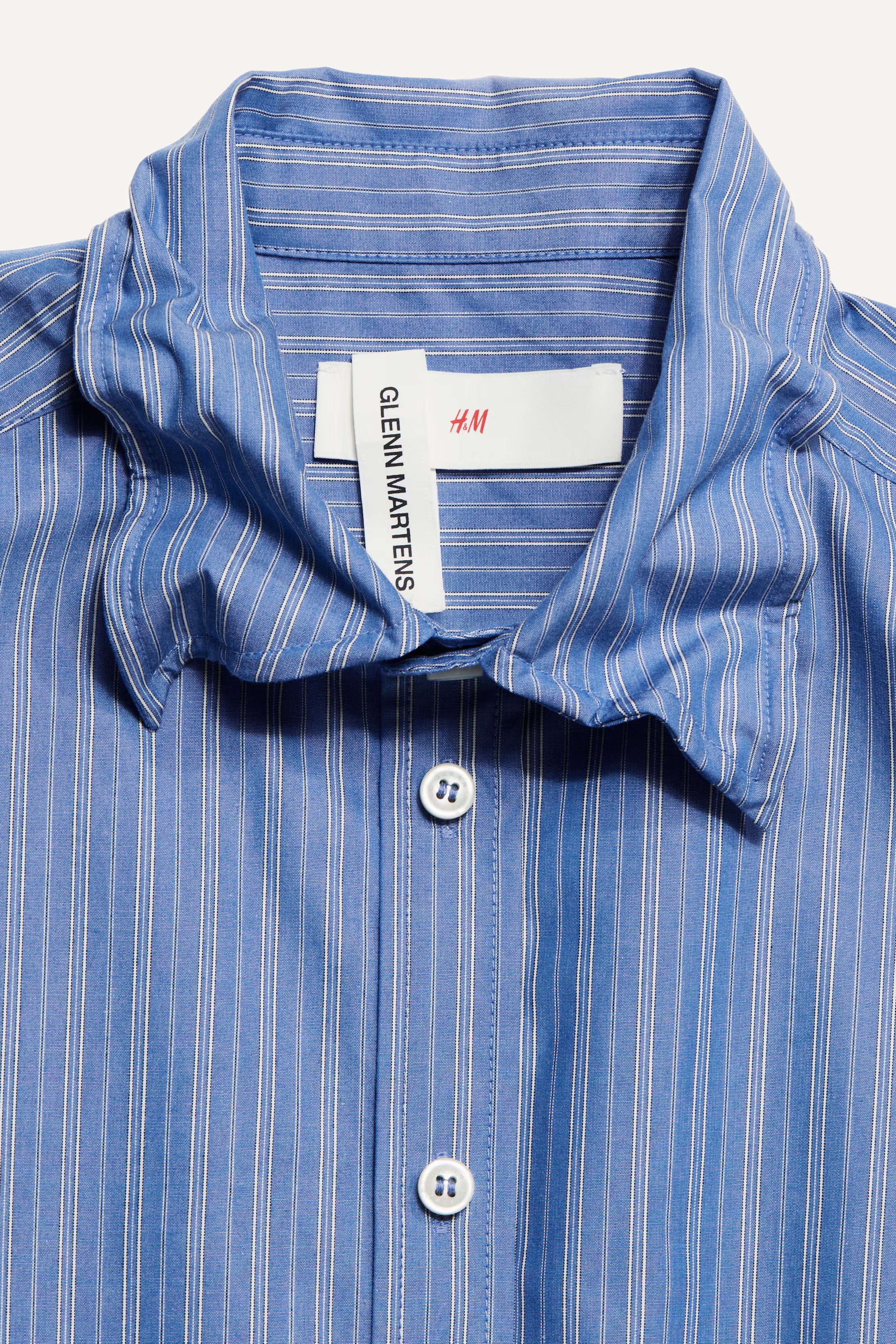 H&M x 글렌 마틴스🪡콜라보
평범한 후디와 트렌치에 아름다움을 더한 글렌 마틴스🌹

글렌 마틴스가 ‘디자이너 감성’을 H&M으로 끌어들였다.

후드티는 유기농 면으로 만든 프렌치 테리 소재 위에 과장된 봉제선과 자수를 더해 ‘편하지만 평범하지 않은’ 룩을 완성했습니다. 니트 가디건은 케이블 니트라는 클래식 요소 위에 컷아웃과 꼬임 구조를 더해 마틴스 특유의 ‘구조적 반항’을 옷으로 보여줍니다.

격식 있는 아우터들은 마틴스의 기계적이면서도 유희적인 시각으로 재해석됐습니다. 트렌치 코트는 포일 층을 숄더와 칼라에 삽입해 착용자가 직접 형태를 바꿀 수 있는 형태를 만들었고, 울 블렌드 블레이저는 과장된 숄더 패드, 와이어 보닝을 더했습니다.

숄더백은 폴리우레탄 코팅과 텍스처 감으로 ‘쉘 형태가 뒤틀릴 수 있는’ 구조가 더해졌으며, 메탈 로고와 튜뷸러 핸들, 탈부착 가능 스트랩 등 디테일이 강화됐습니다. 라이트 데님 소재를 활용한 디테일도 돋보입니다.  이미지