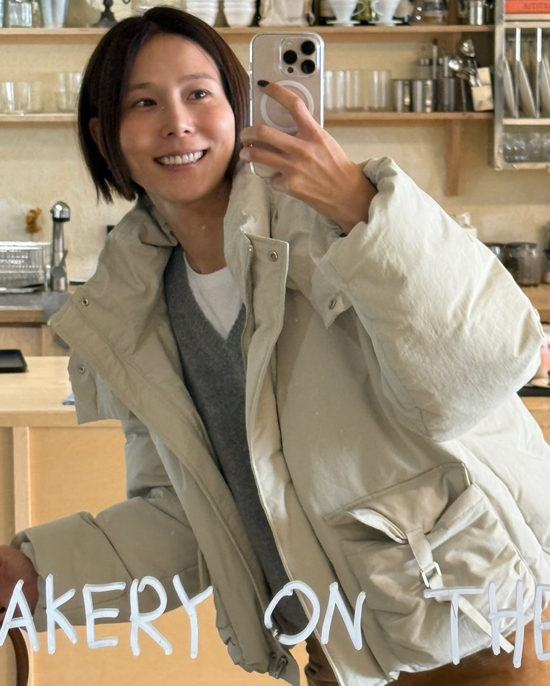 날씨랑 눈치게임하면 진다고?🕵🏻♀️
이제 실패 없이 온도별 패션 가이드 보고 똑똑하게 입자📚💡
오락가락하는 날씨에 뭐 입을지 고민이라면, 온도에 맞춰 센스 있게 골라 입어보세요.
1. 10도 옷차림
아침저녁으로는 쌀쌀하지만 낮에는 선선한 날씨엔 가을 아우터를 활용하기 좋은데요. 트렌치코트부터 블루종, 블레이저 등으로 클래식하면서도 모던한 분위기를 연출할 수 있습니다.
2. 5도 옷차림
기온이 더 내려가는 늦가을 날씨에는 경량 패딩이나 플리스 재킷을 활용하기 좋은데요. 플리스 재킷에 바지나 스커트를 매치하면 꾸안꾸 무드를, 경량 패딩과 데님을 매치하면 보온성 있는 스트릿룩을 완성할 수 있습니다.  
3. 4도 이하 옷차림
체감상 영하에 가까운 초겨울 날씨에는 다운 패딩이나 롱 코트, 니트 레이어드 룩으로 보온력을 높이는 것이 중요한대요. 패딩 안에 이너를 레이어드하거나, 코트에 목도리와 모자를 매치하면 따뜻함과 스타일 포인트를 더할 수 있습니다. 이미지8