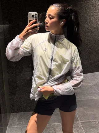 러너들을 위한 사쿠라코의 러닝템🏃♀️
러너라면 꼭 갖춰야 할 가을 온러닝 아이템 4가지🩶
가을 러닝에 입기 좋은 아이템, 지금 소개해드릴게요.
1. 제로 자켓, 10만 원대
초경량 패커블 디자인의 러닝 재킷입니다. 방풍과 발수 기능이 뛰어나며, 리플렉티브 디테일로 야간 활동 시 가시성을 높였습니다.
2. 퍼포먼스 자켓 워터프루프, 30만 원대
가볍고 통기성 좋은 3중 레이어 구조로 후드와 밑단의 신축 밴딩이 바람을 막아주며, 리플렉티브 디테일이 더해져 야간 활동 시 빛을 더하는 아이템입니다.
3. 클라우드 몬스터 하이퍼 팬텀 아폴로, 30만 원대
온과 포스트 아카이브 팩션의 협업 모델로, 클라우드몬스터를 기반으로 완성된 하이퍼 버전입니다. 일체형 니트 어퍼가 발을 부드럽게 감싸주며, 안정적인 쿠션 밸런스로 착화감이 뛰어난 아이템입니다.
4. 코어 재킷 블랙, 20만 원대
가볍고 통기성 좋은 소재로 제작되어 활동성을 높였으며, 후드와 밑단의 조절 스트링으로 체형에 맞게 핏을 조절할 수 있습니다. 러닝은 물론 데일리룩으로도 활용하기 좋은 아이템입니다. 이미지