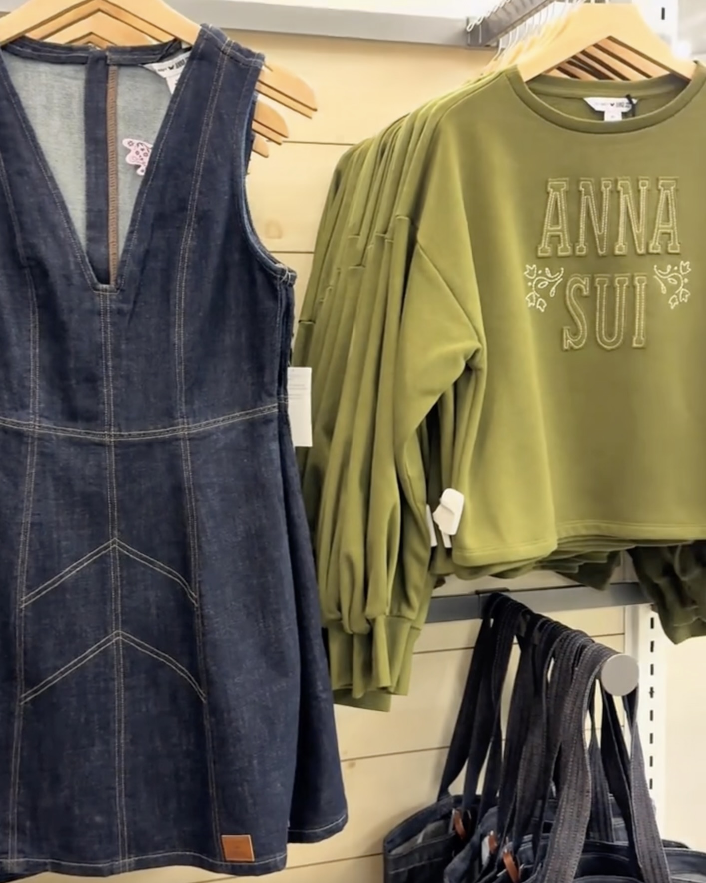 올드 네이비의 첫 디자이너 협업?😮
상상 못했던 올드 네이비와 안나 수이 만남👀🔮그 감성 그대로!
최근 미국 캐주얼 브랜드 올드 네이비가 안나 수이와 첫 디자이너 협업을 컬렉션을 공개했습니다. xs부터 4x 사이즈까지, 총 24가지 스타일로 구성되어 폭넓은 사이즈 선택이 가능해 다양한 체형이 즐길 수 있는 것이 특징입니다.
나비 모티브가 포인트로, 안나 수이 특유의 90년대 보헤미안 감성과 러프, 레이스 디테일이 돋보이는 디자인에 올드 네이비의 캐주얼한 감성을 더해 부담 없이 즐길 수 있습니다. 올드 네이비의 디자이너 첫 협업만의 특별한 매력을 느낄 수 있는 컬렉션입니다. 이미지