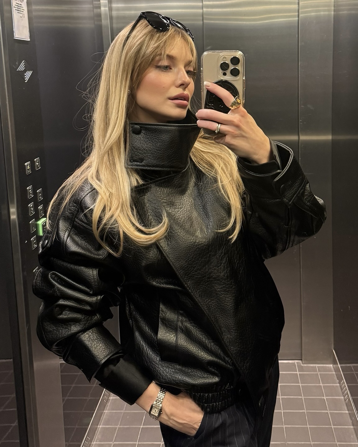 이게 어떻게 생로랑이 아니야?🖤 나 빼고 다 입는 자라의 10만 원대 생로랑 맛 레더 자켓✨  요즘 자주 보이는 블랙 레더 자켓, 알고 보면 자라 제품인데요. ‘생로랑 맛 자켓’이라 불릴 만큼 완성도 높은 아이템으로, 하이넥과 숄더 라인이 900만 원대 생로랑 자켓을 떠올리게 하죠.  이 자켓은 페이크 레더 점퍼로, 이번 시즌 자라 컬렉션 중 가장 화제가 된 아이템입니다. 올가을에는 생로랑 대신 자라의 10만 원대 레더 자켓으로 데일리 스타일링을 완성해보세요. 이미지