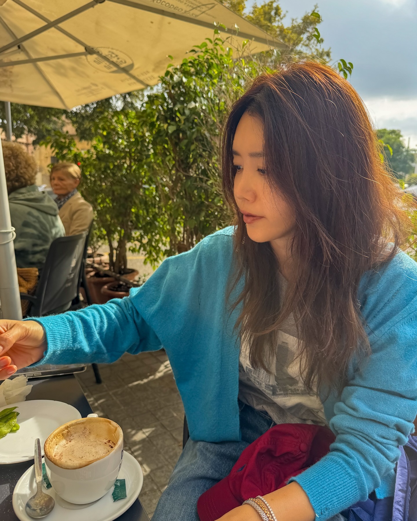 가디건만큼 따뜻한 이너템이 있을까💛
니트보다 가볍고, 셔츠보다 따뜻한 가디건으로 스타일링💓
 이미지3