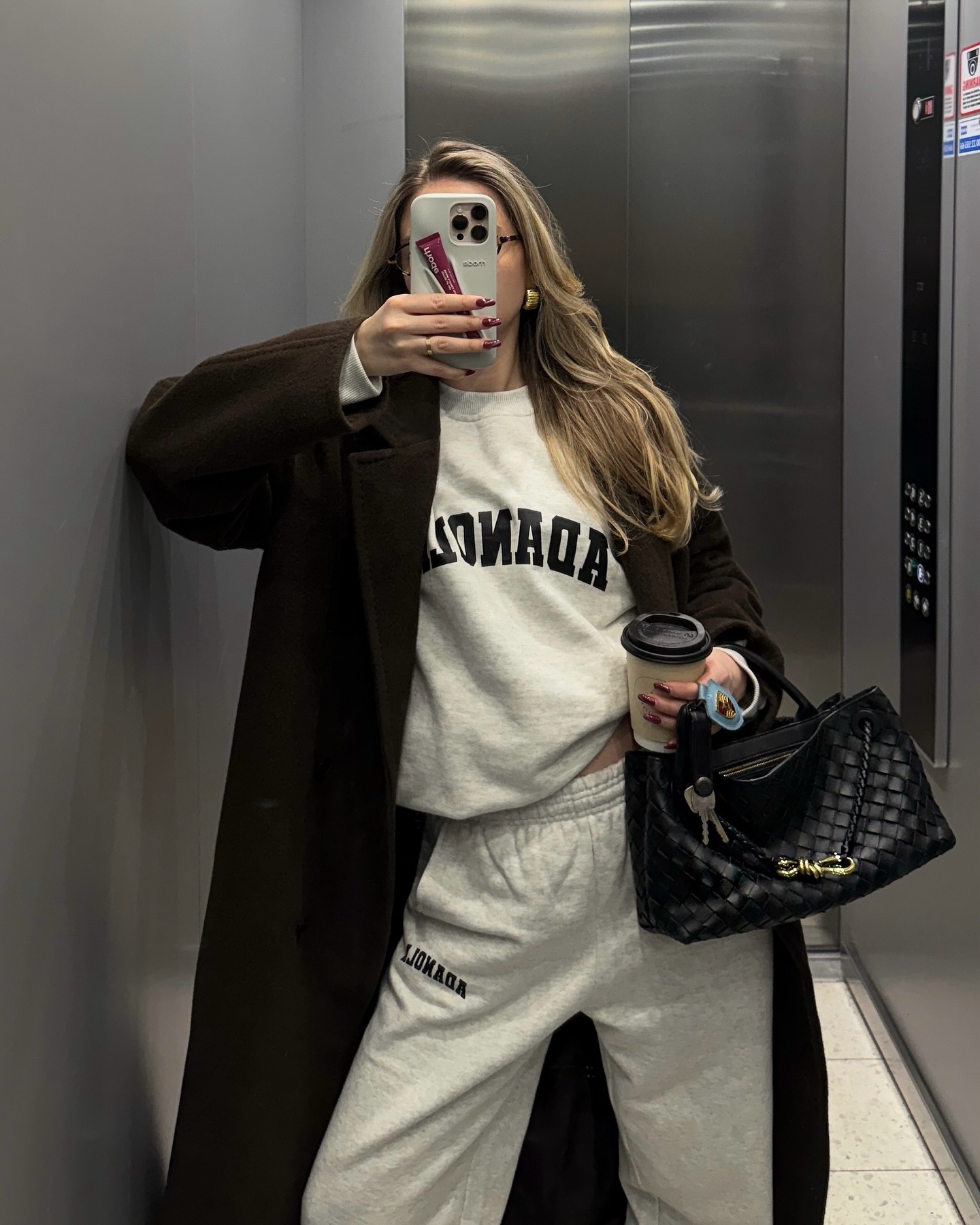 하루 종일 편한데 예쁜 게 포인트🩶
집에서도 밖에서도 손이 가는 원마일웨어🏠✨
편하게 입기 좋은 원마일웨어, 지금 소개해드릴게요.
1. 아다놀라 바시티 오버사이즈 스웻셔츠, 10만 원대 
오가닉 코튼 플리스 소재의 오버사이즈 맨투맨입니다. 드롭 숄더와 여유로운 실루엣으로 편안한 착용감을 주는데요. 같은 컬러의 조거 팬츠와 함께 매치해 원마일룩은 물론, 캐주얼한 셋업룩을 완성했습니다.
2. 아다놀라 바시티 스웻팬츠, 10만 원대
허리 안쪽 스트링과 포켓 디테일로 실용성을 더한 조거팬츠입니다. 같은 컬러의 맨투맨과 볼드한 스니커즈를 매치해 트렌디한 원마일웨어 룩을 완성했습니다.
3. 미우미우 x 뉴발란스 530 SL , 100만 원대
스웨이드와 메쉬 소재의 가벼운 스니커즈로, 브랜드 로고 디테일이 포인트인 제품입니다. 트레이닝 셋업에 매치해 편안한 데일리룩을 완성했습니다. 이미지2