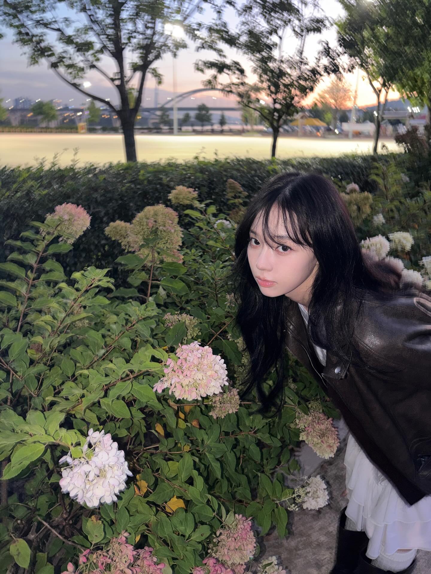 옷장에 하나쯤은 있는 가죽자켓🤎
쌀쌀한 날씨에 제일 잘 어울리는 레더자켓으로 데일리 코디하기✨ 이미지3