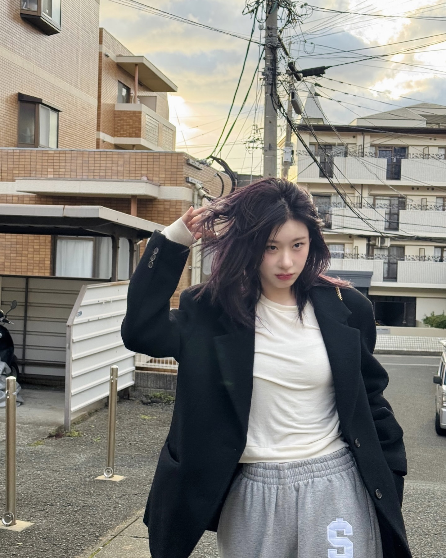 악,, 추워 이젠 숏 코트 입을 때야🧚🏻
숏 코트로 없던 분위기도 살리고🤍✨페미닌한 무드도 완성하자 이미지4