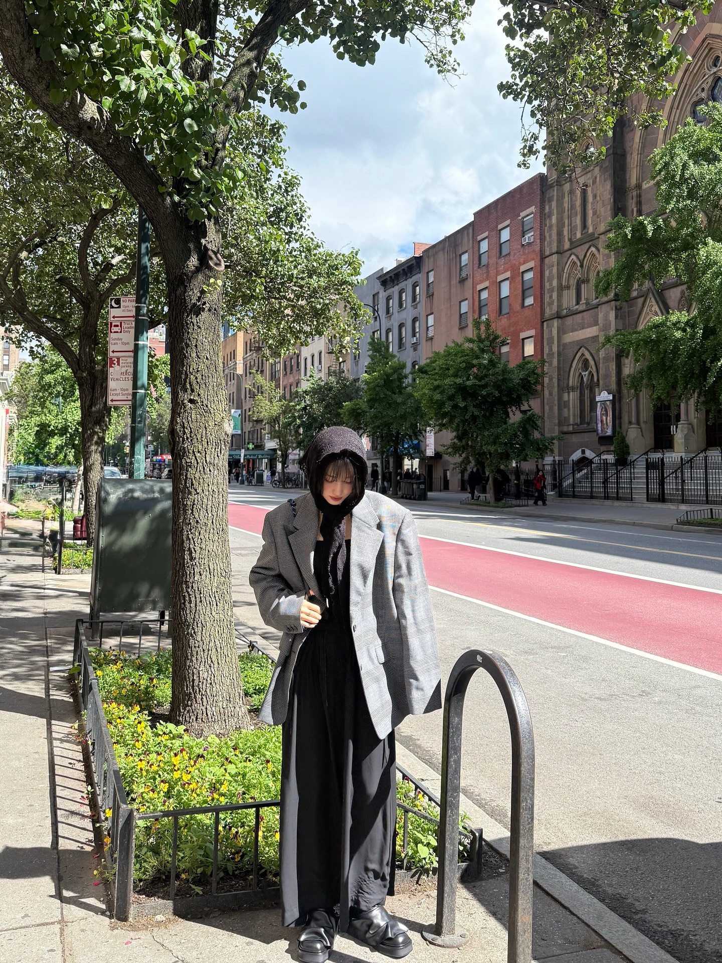 이번 겨울엔 바부슈카 챙기자🖤
머리에 두르는 겨울 스카프🧣❄️바부슈카로 레트로 시크 완성

셀럽 사복 속에서 보이기 시작하는 바부슈카는, 과거 할머니 스타일이라 불리던 머리에 두르는 삼각형 스카프입니다. 주로 턱 아래에 매듭지어 쓰는 착용하는 스타일이죠.

바부슈카는 러시아어로 할머니를 뜻하며, 추위를 막기 위해 사용되었던 아이템이었지만 최근에는 레트로 감성과 유러피안 시크룩을 완성하는 필수 패션 아이템으로 자리 잡으며, 스타일을 한층 빈티지하고 세련되게 완성해주는 포인트가 되고 있습니다. 이미지6