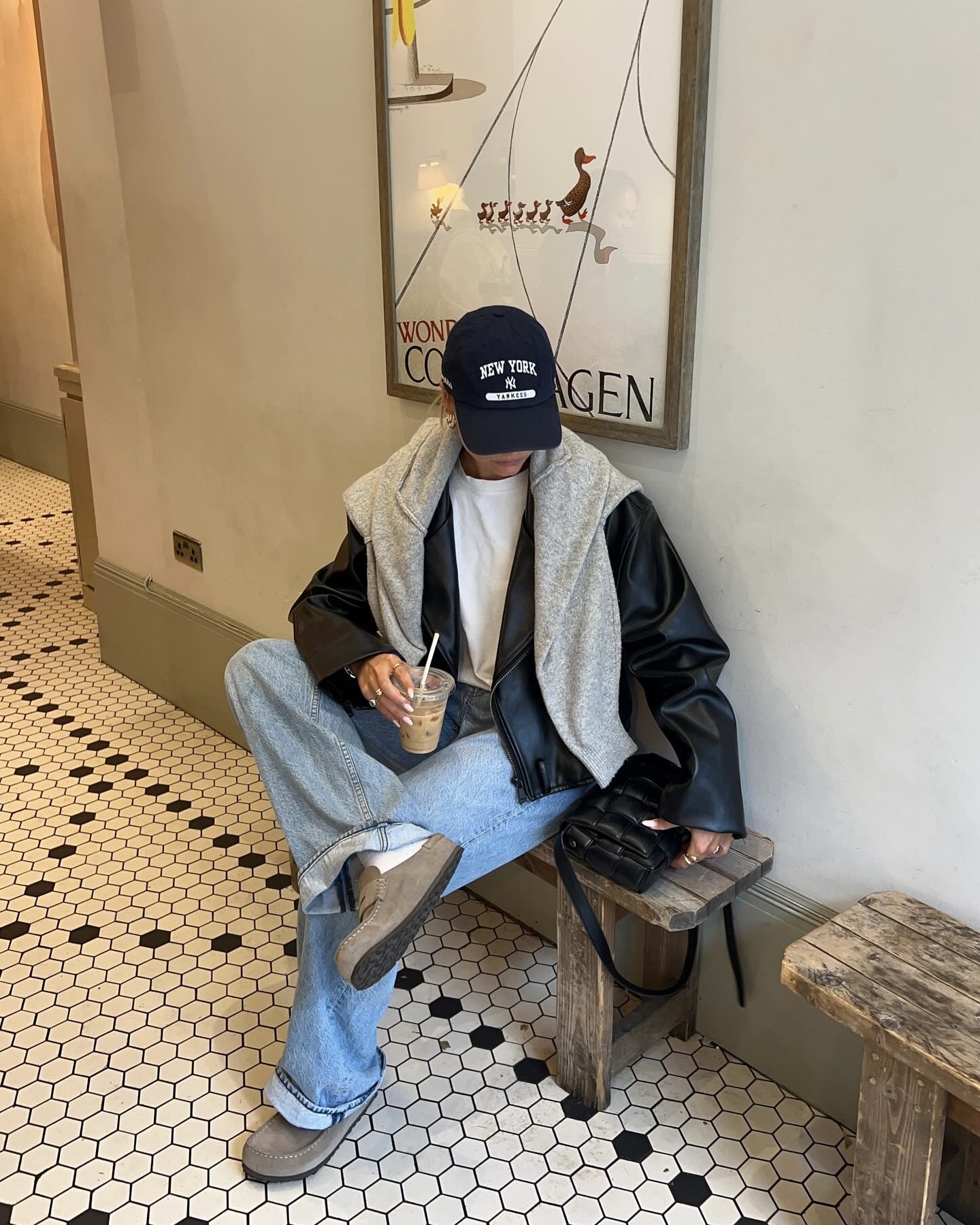 볼캡은 사계절 내내 스타일링 필수☑️
막 써도 예쁜 볼캡 스타일링🧢💫가을 룩에 포인트 주기 딱 좋아 이미지1