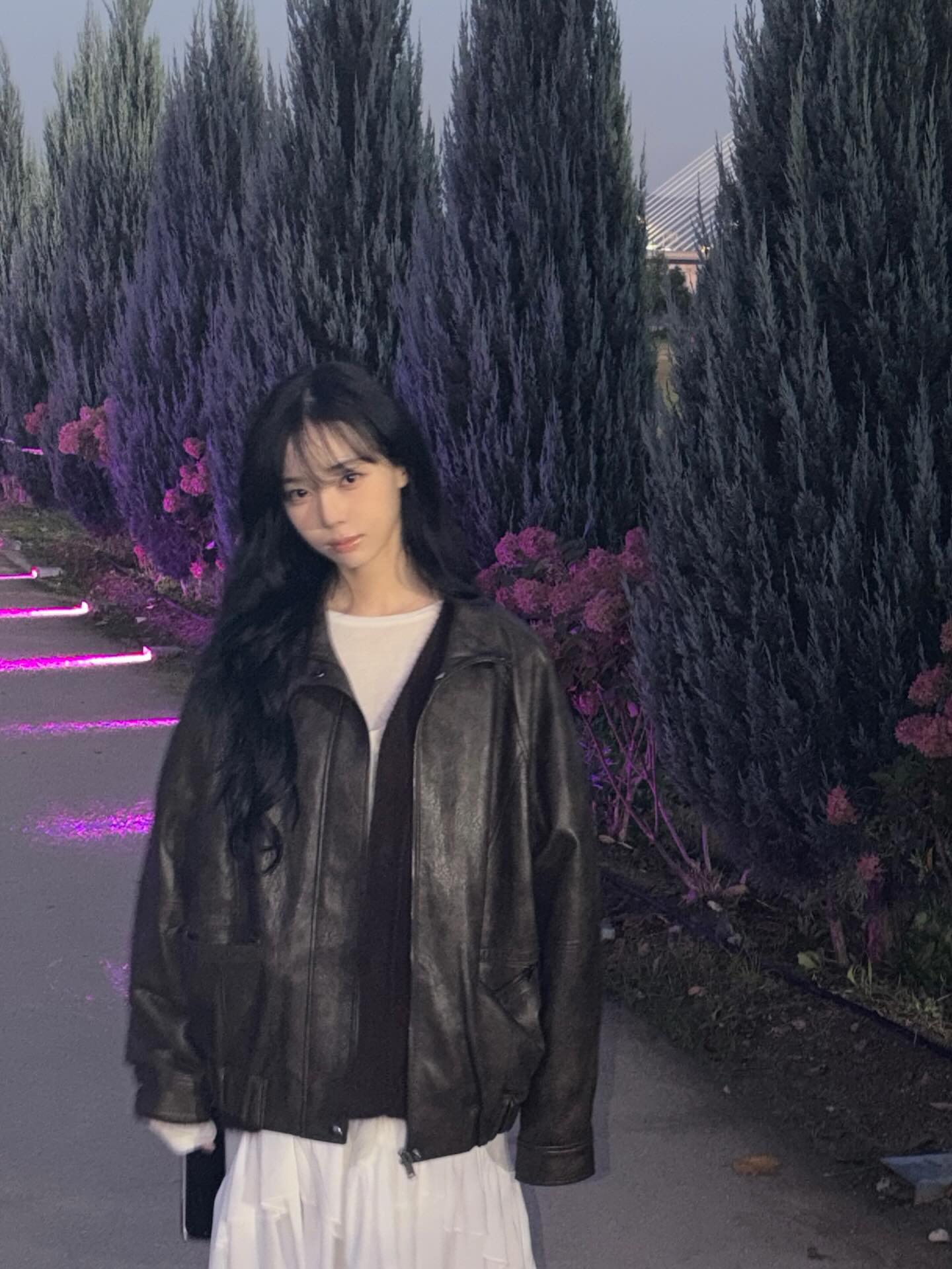 옷장에 하나쯤은 있는 가죽자켓🤎
쌀쌀한 날씨에 제일 잘 어울리는 레더자켓으로 데일리 코디하기✨ 이미지6