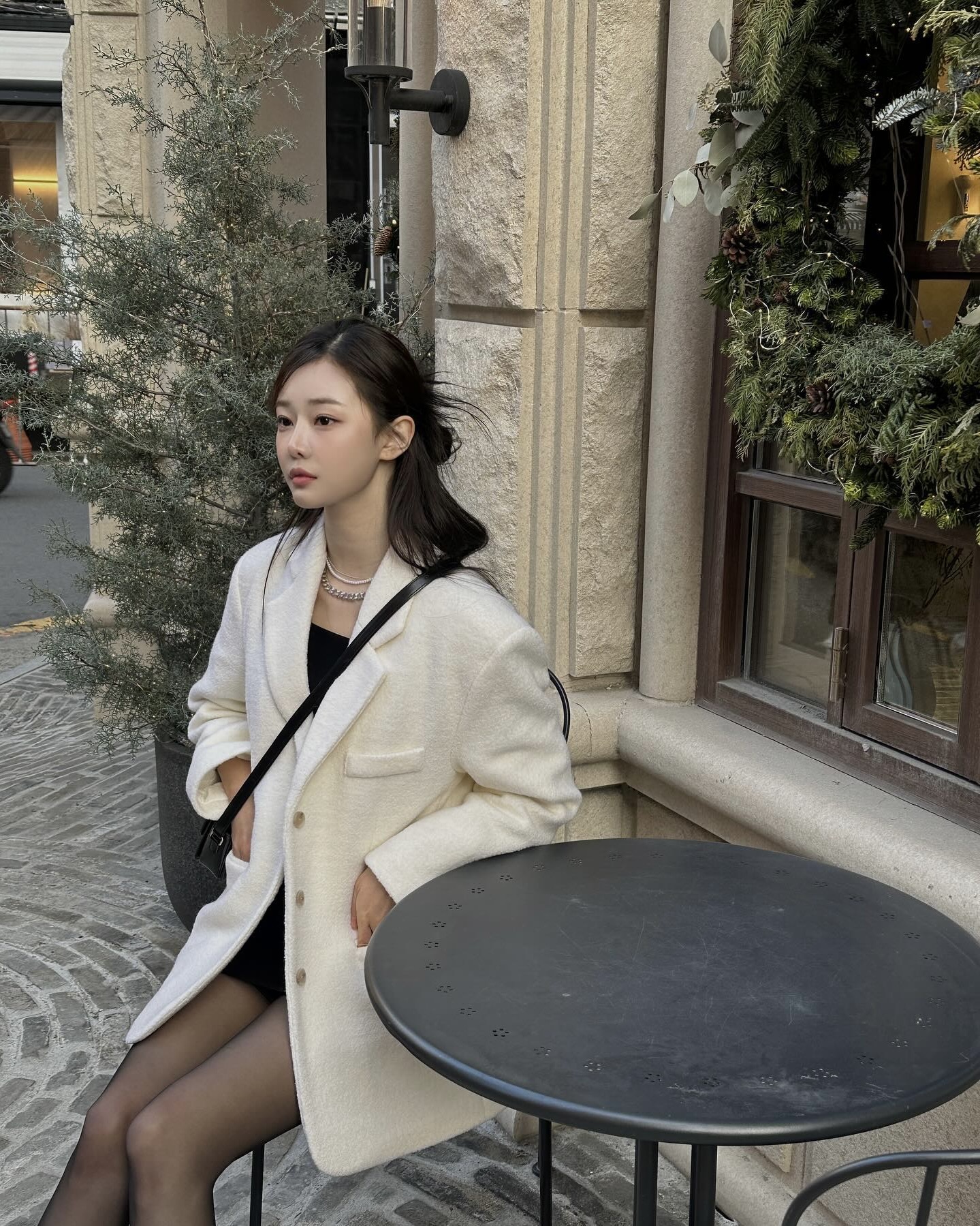 악,, 추워 이젠 숏 코트 입을 때야🧚🏻
숏 코트로 없던 분위기도 살리고🤍✨페미닌한 무드도 완성하자 이미지6