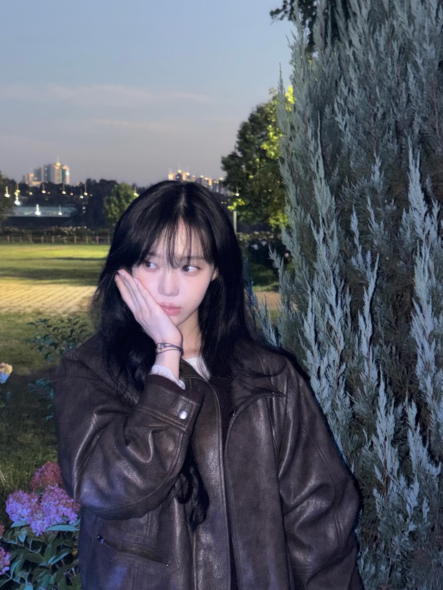 옷장에 하나쯤은 있는 가죽자켓🤎
쌀쌀한 날씨에 제일 잘 어울리는 레더자켓으로 데일리 코디하기✨ 이미지5