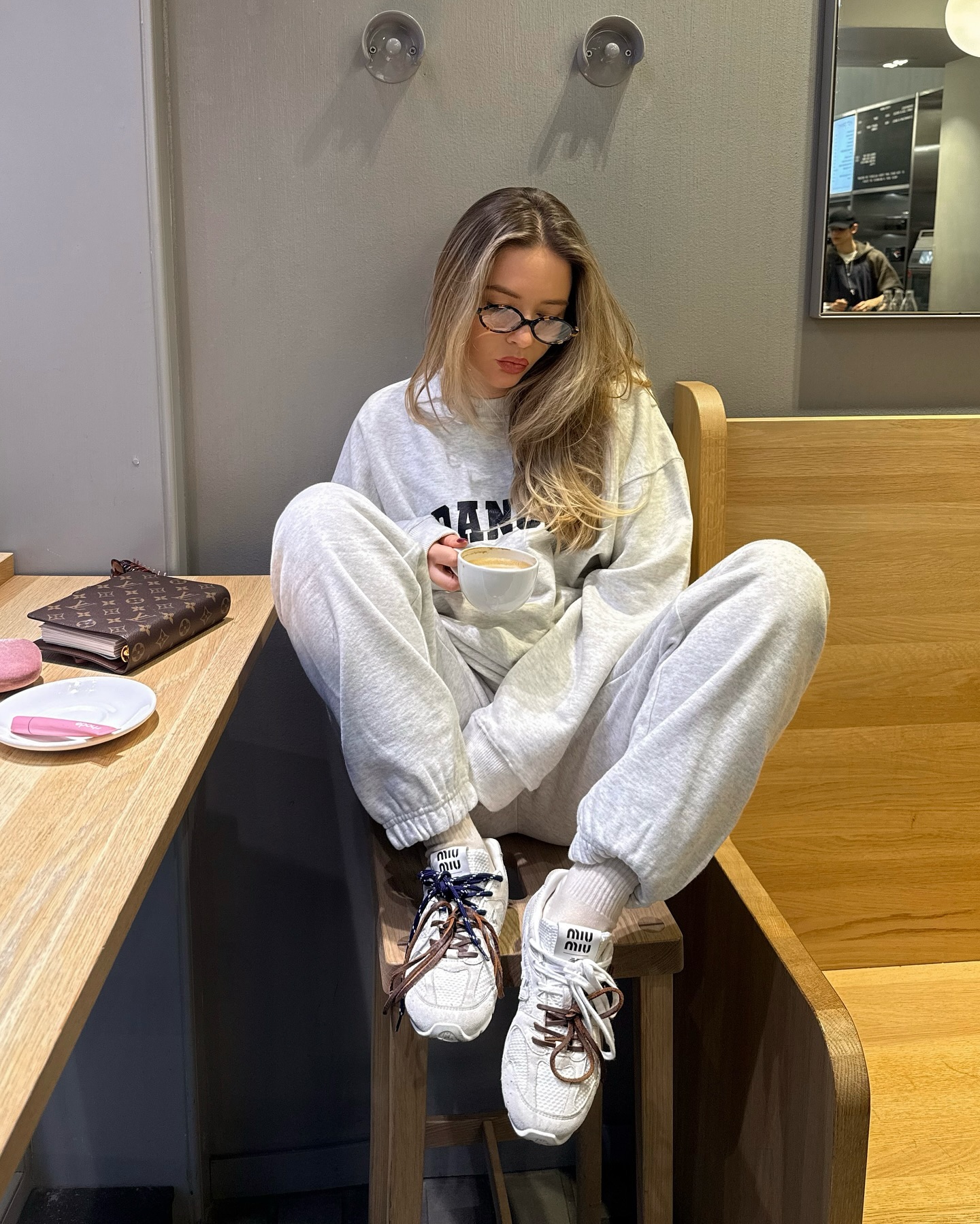 하루 종일 편한데 예쁜 게 포인트🩶
집에서도 밖에서도 손이 가는 원마일웨어🏠✨
편하게 입기 좋은 원마일웨어, 지금 소개해드릴게요.
1. 아다놀라 바시티 오버사이즈 스웻셔츠, 10만 원대 
오가닉 코튼 플리스 소재의 오버사이즈 맨투맨입니다. 드롭 숄더와 여유로운 실루엣으로 편안한 착용감을 주는데요. 같은 컬러의 조거 팬츠와 함께 매치해 원마일룩은 물론, 캐주얼한 셋업룩을 완성했습니다.
2. 아다놀라 바시티 스웻팬츠, 10만 원대
허리 안쪽 스트링과 포켓 디테일로 실용성을 더한 조거팬츠입니다. 같은 컬러의 맨투맨과 볼드한 스니커즈를 매치해 트렌디한 원마일웨어 룩을 완성했습니다.
3. 미우미우 x 뉴발란스 530 SL , 100만 원대
스웨이드와 메쉬 소재의 가벼운 스니커즈로, 브랜드 로고 디테일이 포인트인 제품입니다. 트레이닝 셋업에 매치해 편안한 데일리룩을 완성했습니다. 이미지4