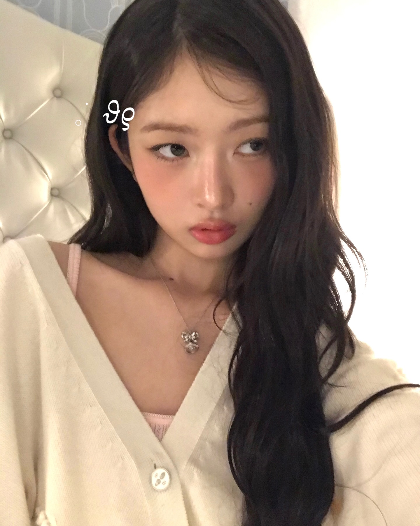 가디건만큼 따뜻한 이너템이 있을까💛
니트보다 가볍고, 셔츠보다 따뜻한 가디건으로 스타일링💓
 이미지5