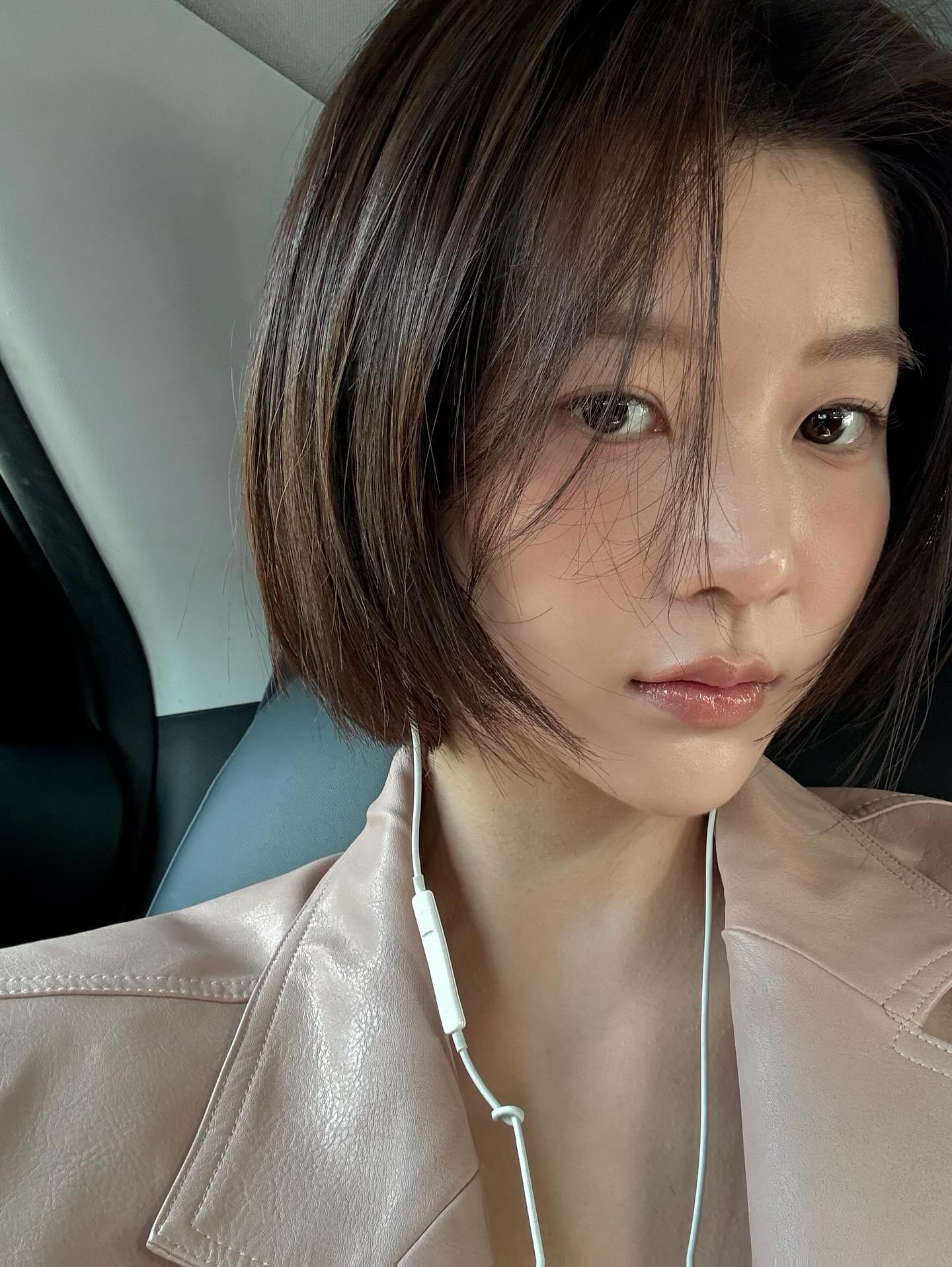 옷장에 하나쯤은 있는 가죽자켓🤎
쌀쌀한 날씨에 제일 잘 어울리는 레더자켓으로 데일리 코디하기✨ 이미지4