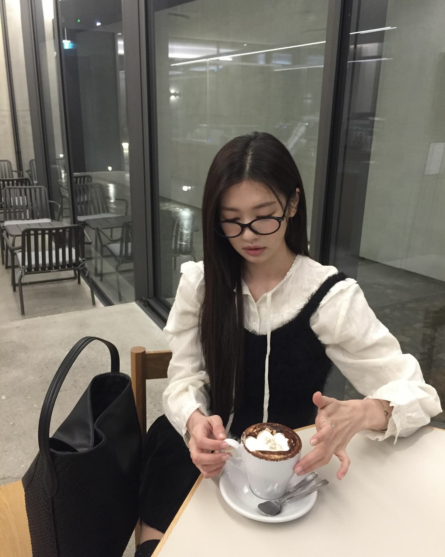 한 끗 차이로 스타일 결정돼🤍
클래식에 트렌디함을 얹은 완벽 조합🔍👀따라해 보자! 이미지2